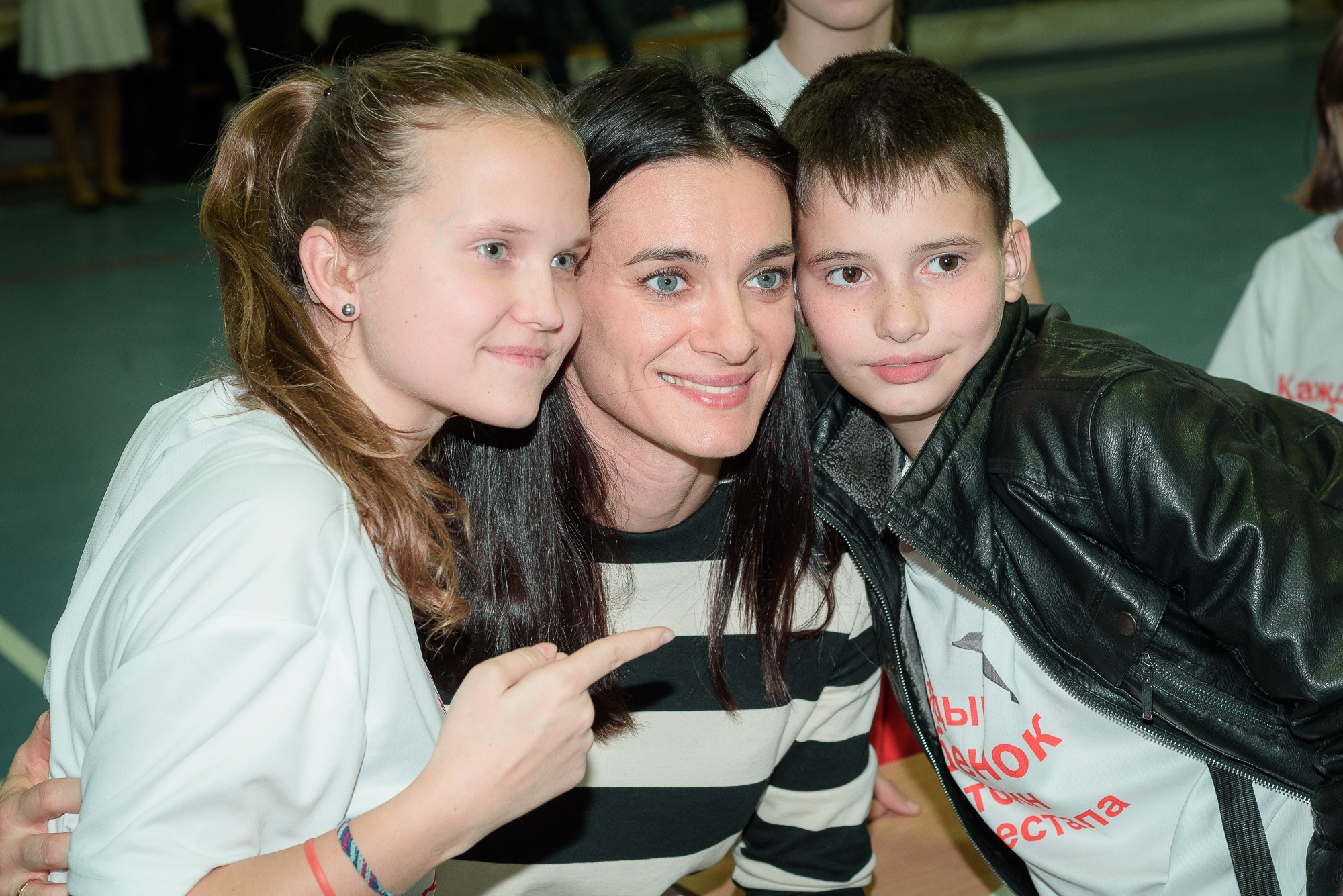 Елена Исинбаева фотографируется с детьми