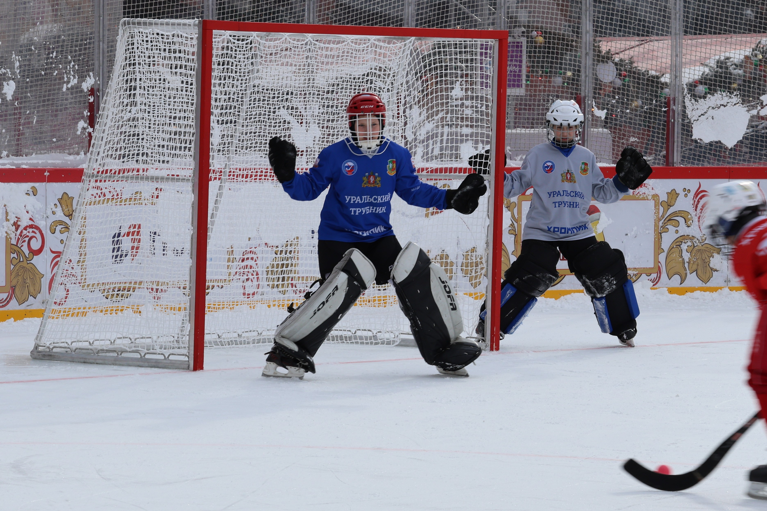 Два вратаря на разминке. Хоккей с мячом на Красной площади 2025