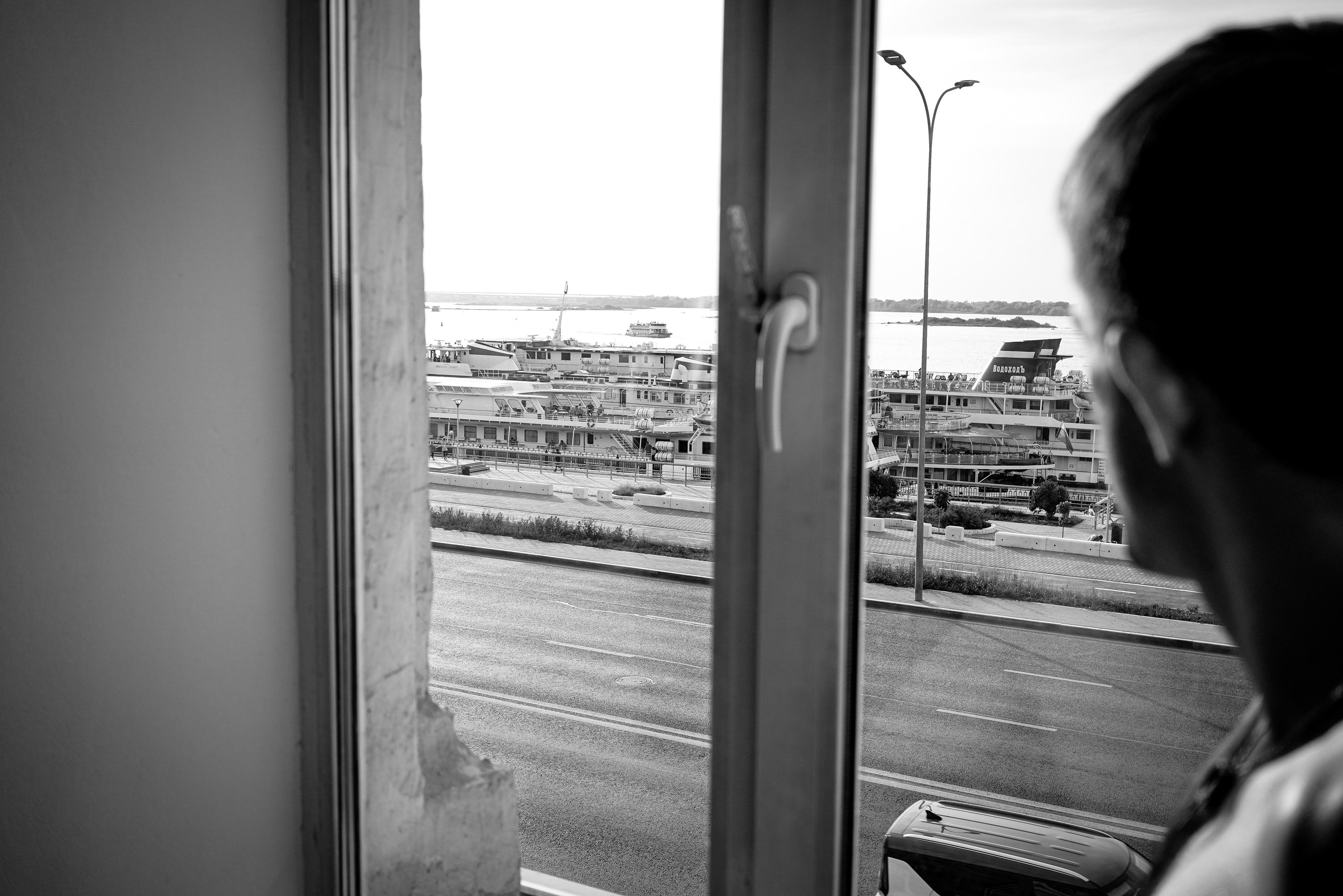 Мужская у окна. Портретный и репортажный фотограф. Эмоциональные и откровенные портрет