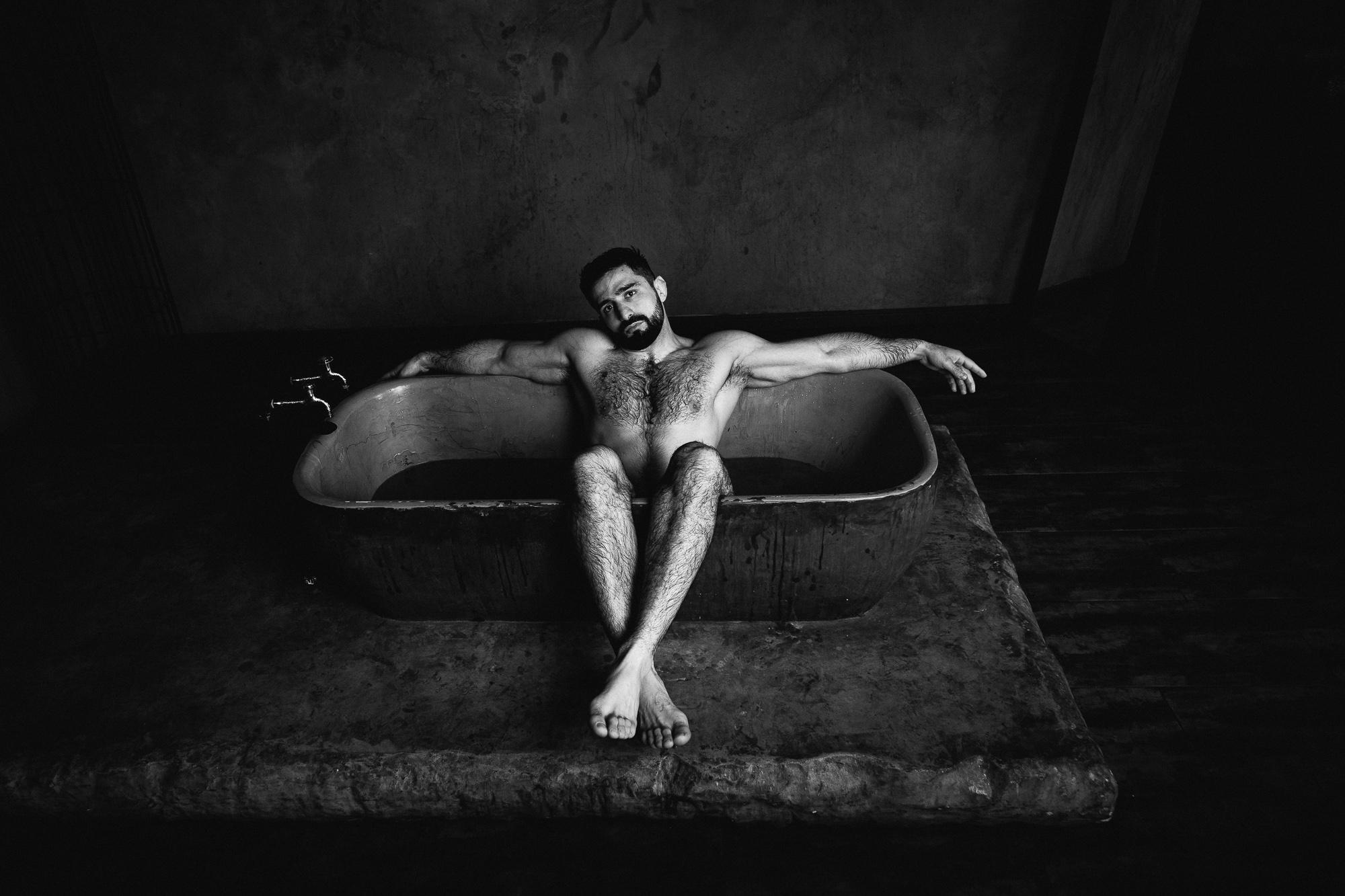 Принятие ванны. Портретный и репортажный фотограф. Эмоциональные и откровенные портрет