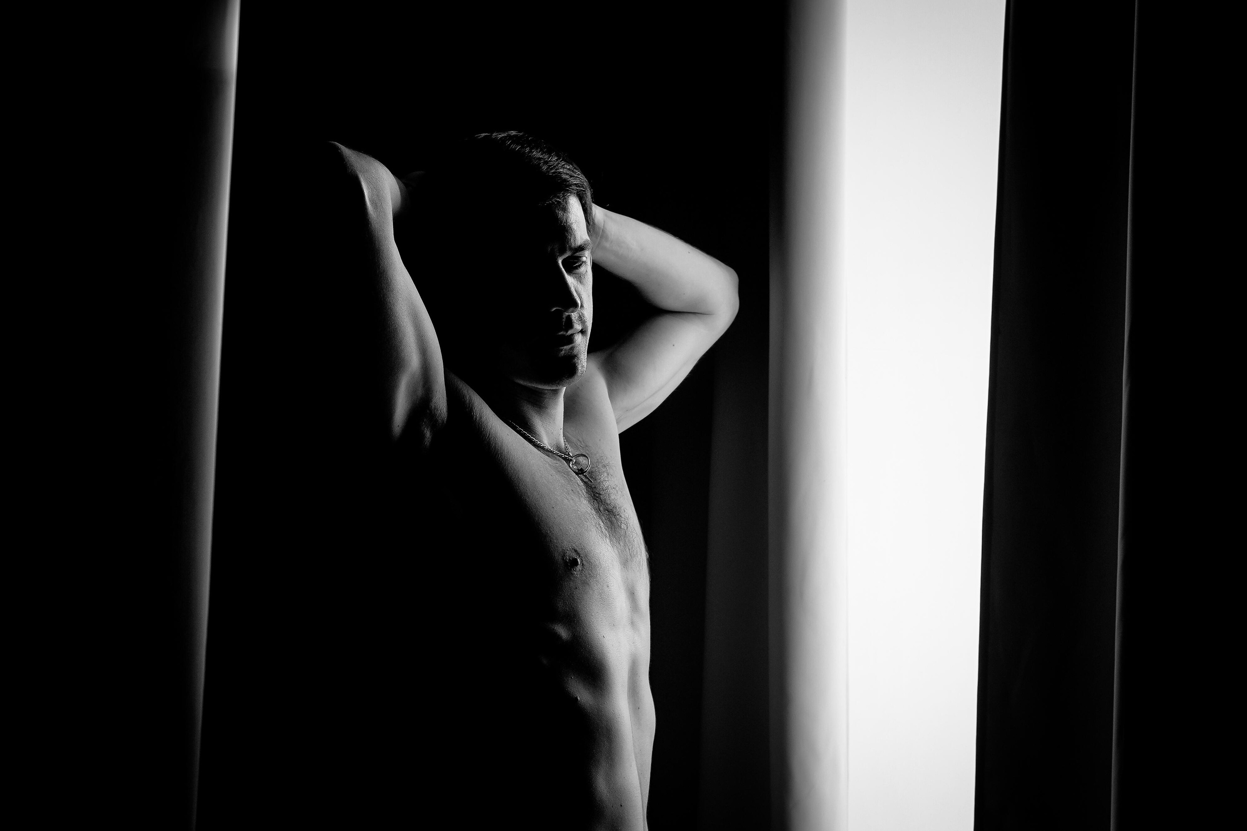 Мужская у окна. Портретный и репортажный фотограф. Эмоциональные и откровенные портрет