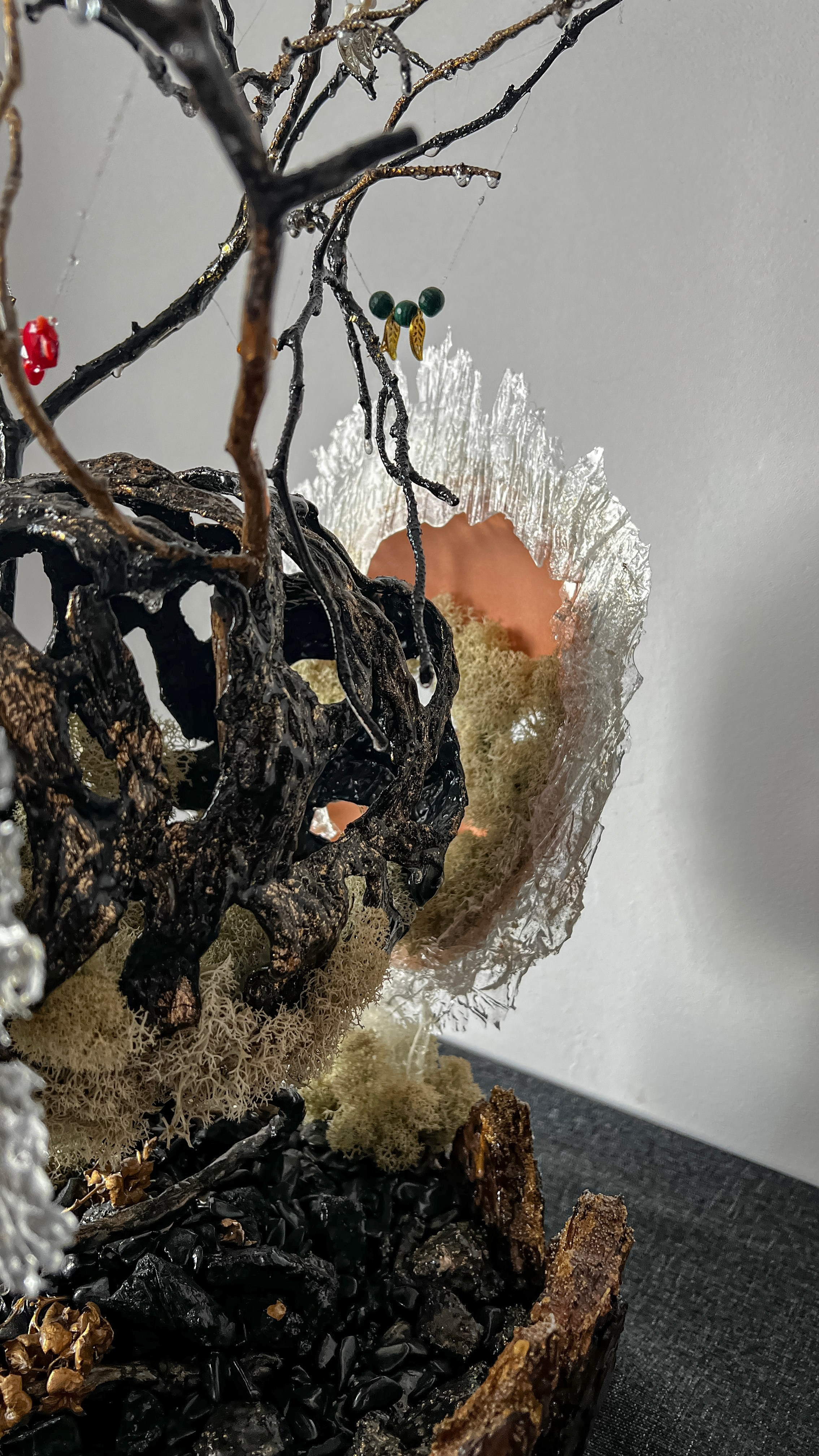 2025г. Размер : 50 см на 70 см, вес 8,65 кг. Материалы - деревянная глина, поталь золото, текстурная декоративная паста, сосновая кора, сосновые ветви, ягель стабилизированный, уголь, галька, пористые декоративные камни, эпоксидная смола. На ветвях натуральный речной жемчуг, бусины из мурманского стекла, бусины из янтаря, коралла, гематит, малахит. Маски также изготовлены вручную. Цена по запросу