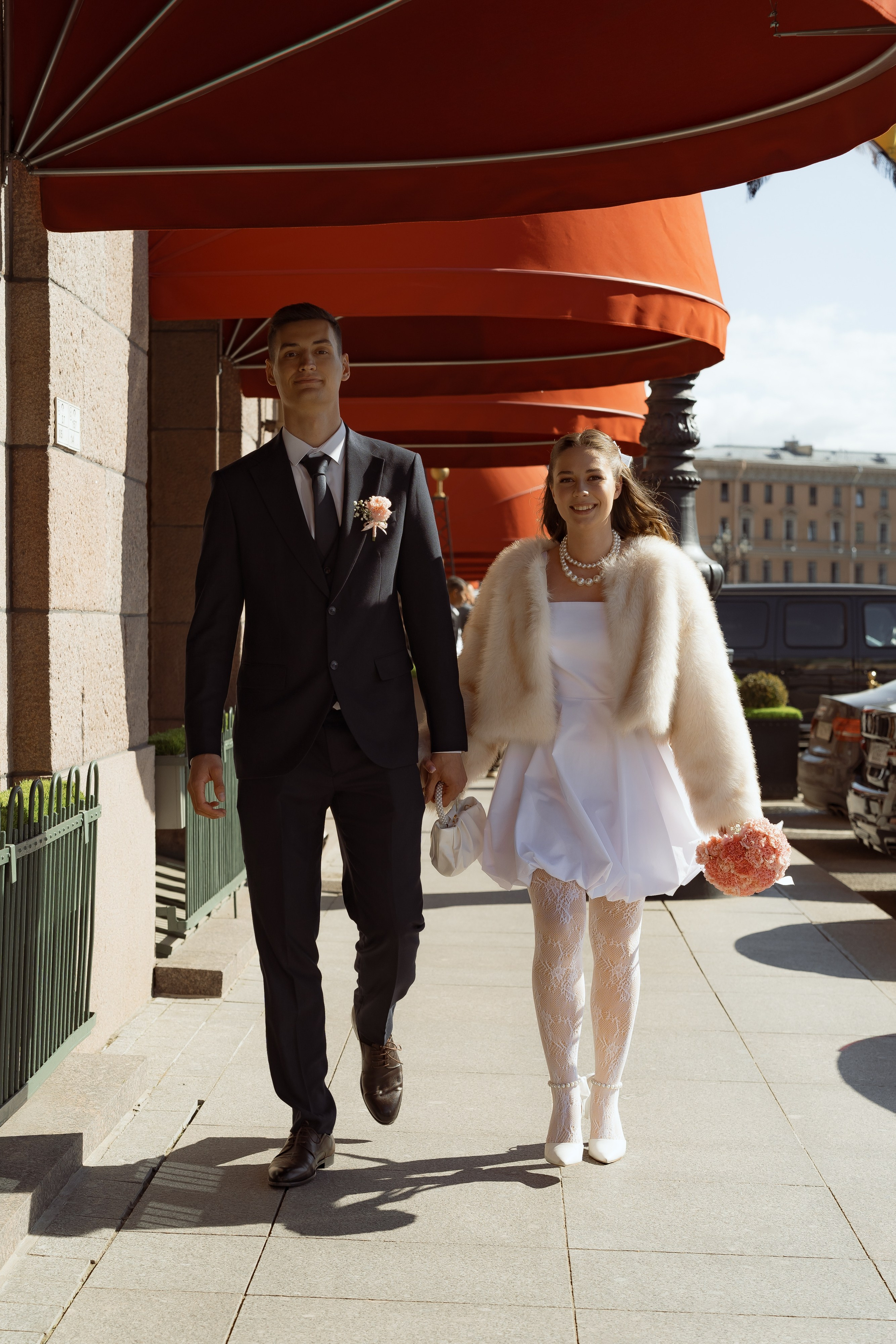 Кадр свадебной прогулки у «Астории», жених и невеста уходят вместе