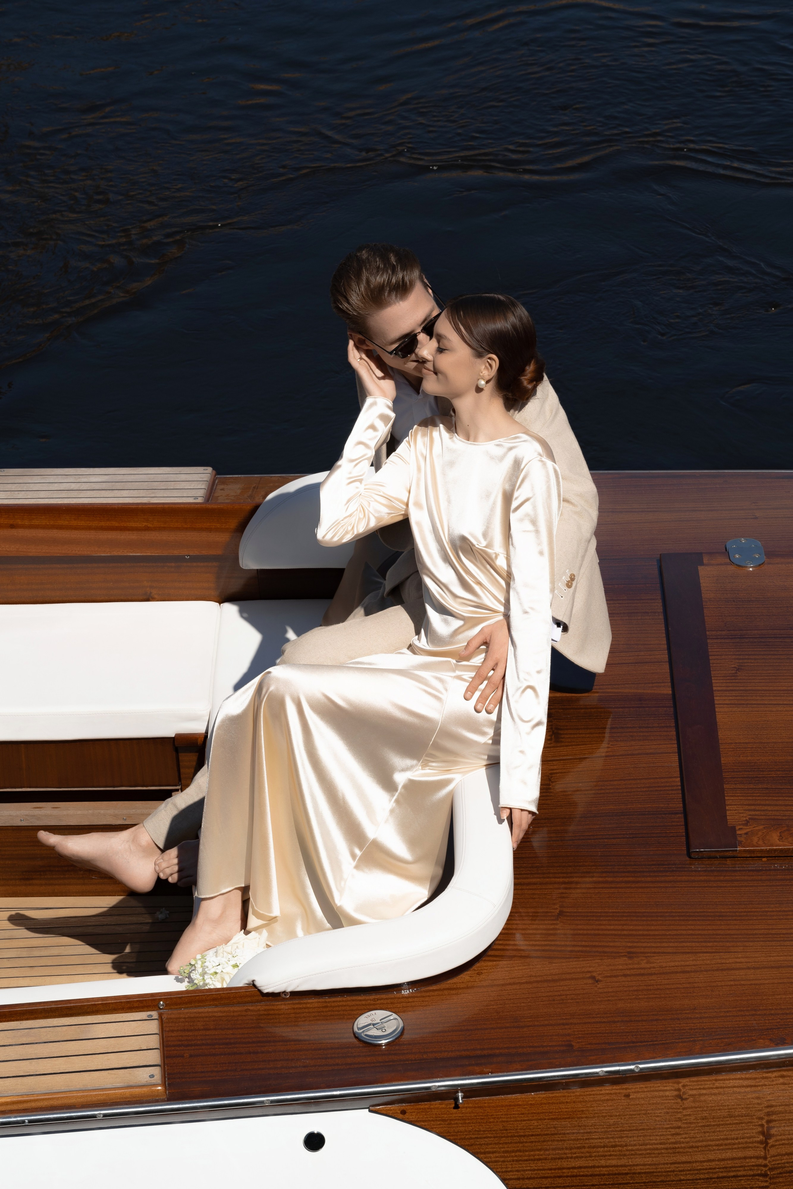 Прогулка по рекам и каналам Петербурга — свадебная фотосессия на катере. Свадебный фотограф Дмитрий Родионов — Санкт-Петербург и Ленинградская область