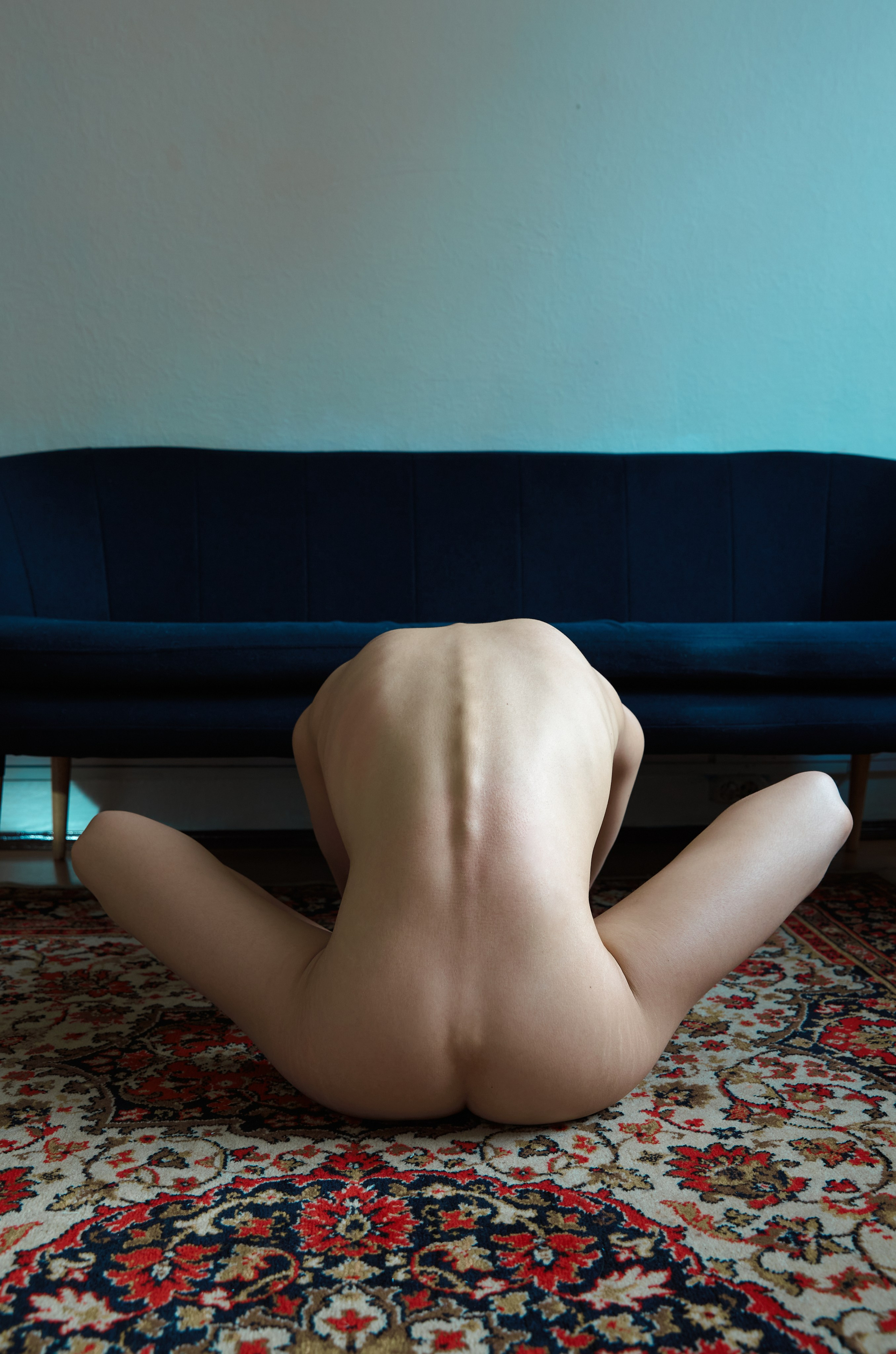 Abstract nude female portrait in soft natural light. Focus on form, emotion, and quiet absence. An intimate fine-art nude exploring the space between presence and disappearance. Shot in ambient light with minimalist aesthetic. Размытая ню-композиция. Женское тело в состоянии покоя, абстракция. Минималистичный кадр фрагмента женского тела в контрастном свете. Художественная ню-фотография, игра текстур. Художественный портрет обнажённой женщины. Светлая сцена, ню-фотография, атмосфера статуи и тишины. Ню в тёплом освещении, женская фигура в статичной позе. Художественное изображение тела, текстуры и свет. фотограф ню. art nude photography photographer