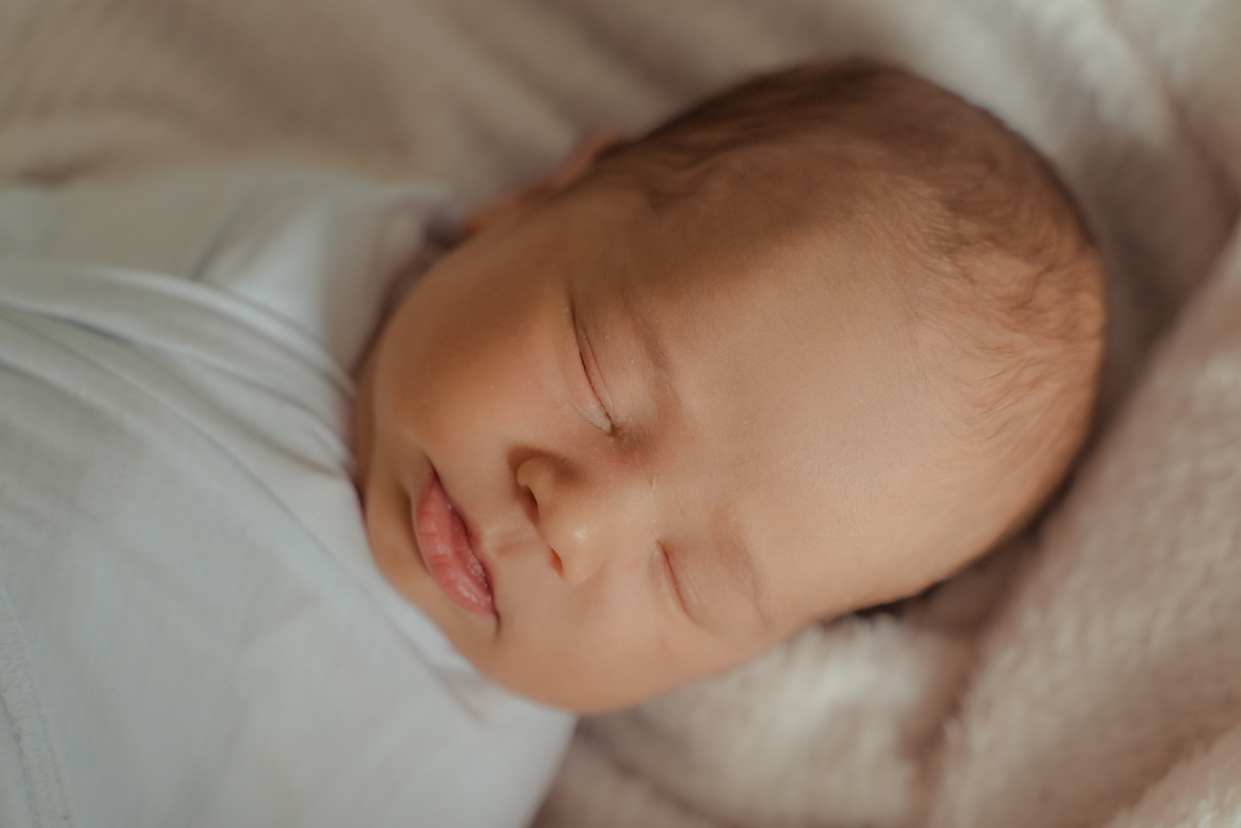 Фотосъемка новорожденного в минималистичном стиле