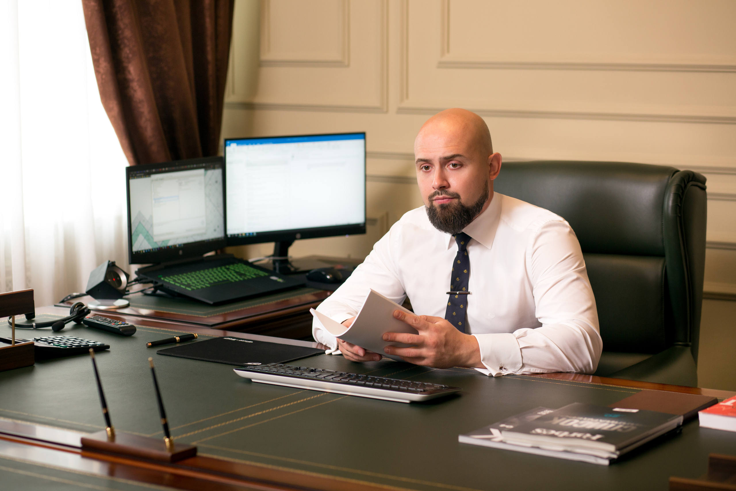 Деловой бизнес портрет. Фотограф в Оренбурге. Профессиональный фотограф