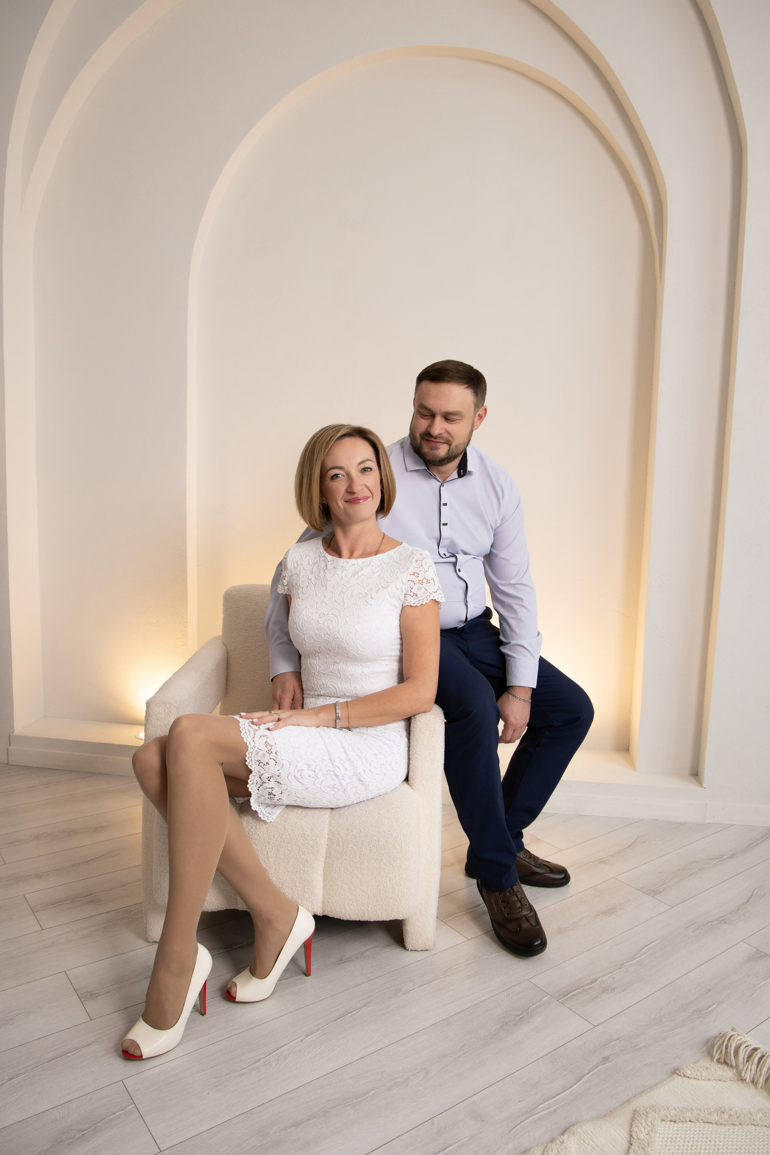 Жених и невеста сидят, студийная съёмка. Свадебная фотосессия Астрахань.