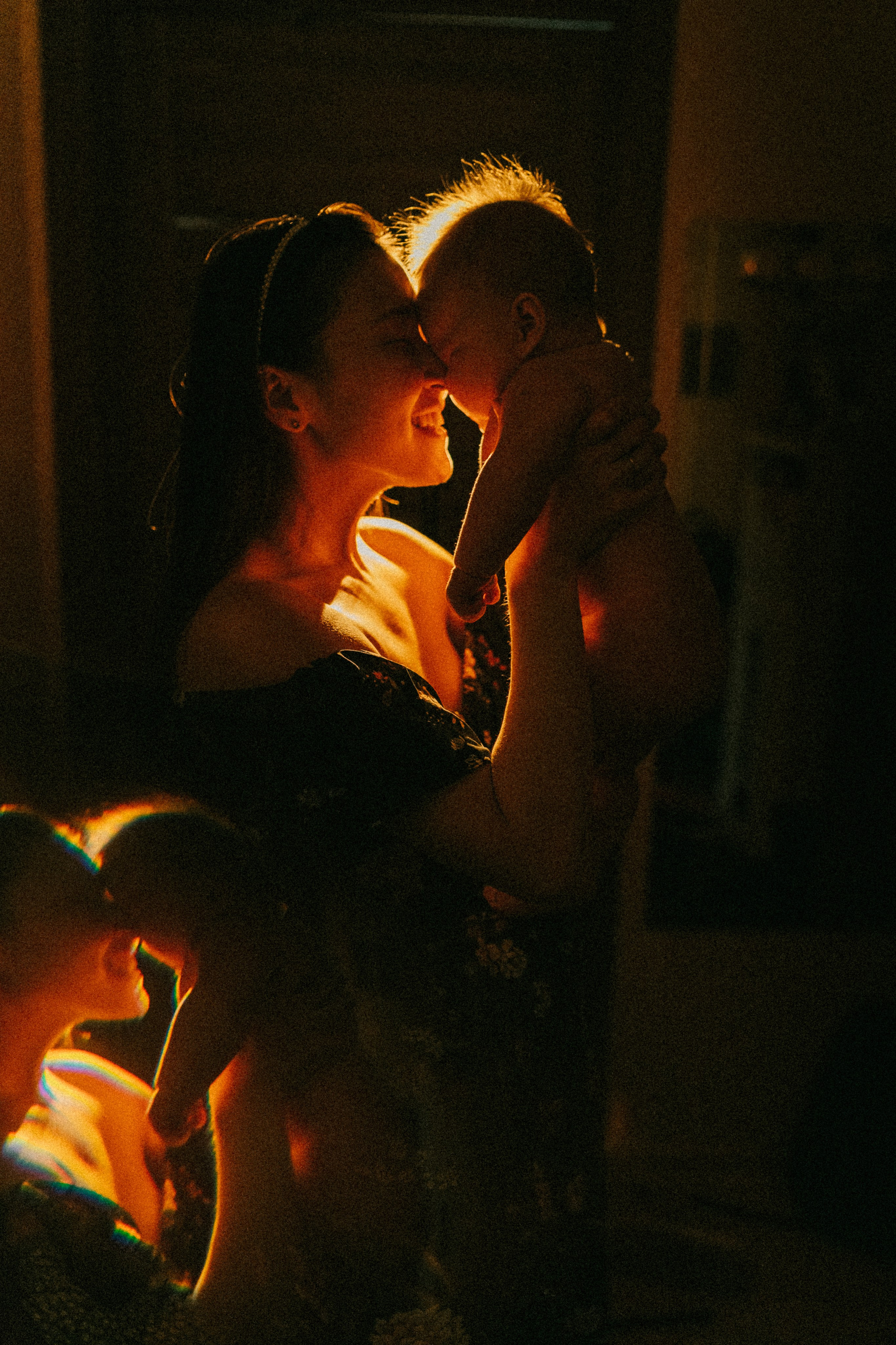 Портрет мамы и малыша, в объятиях контрового света. Фотосессия новорожденных в Москве — newborn фотограф Елена Виниченко