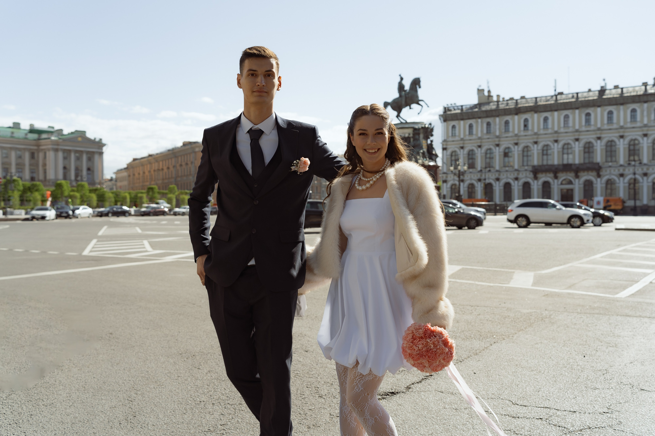 Пара гуляет по Дворцовой набережной, съёмка после ЗАГСа