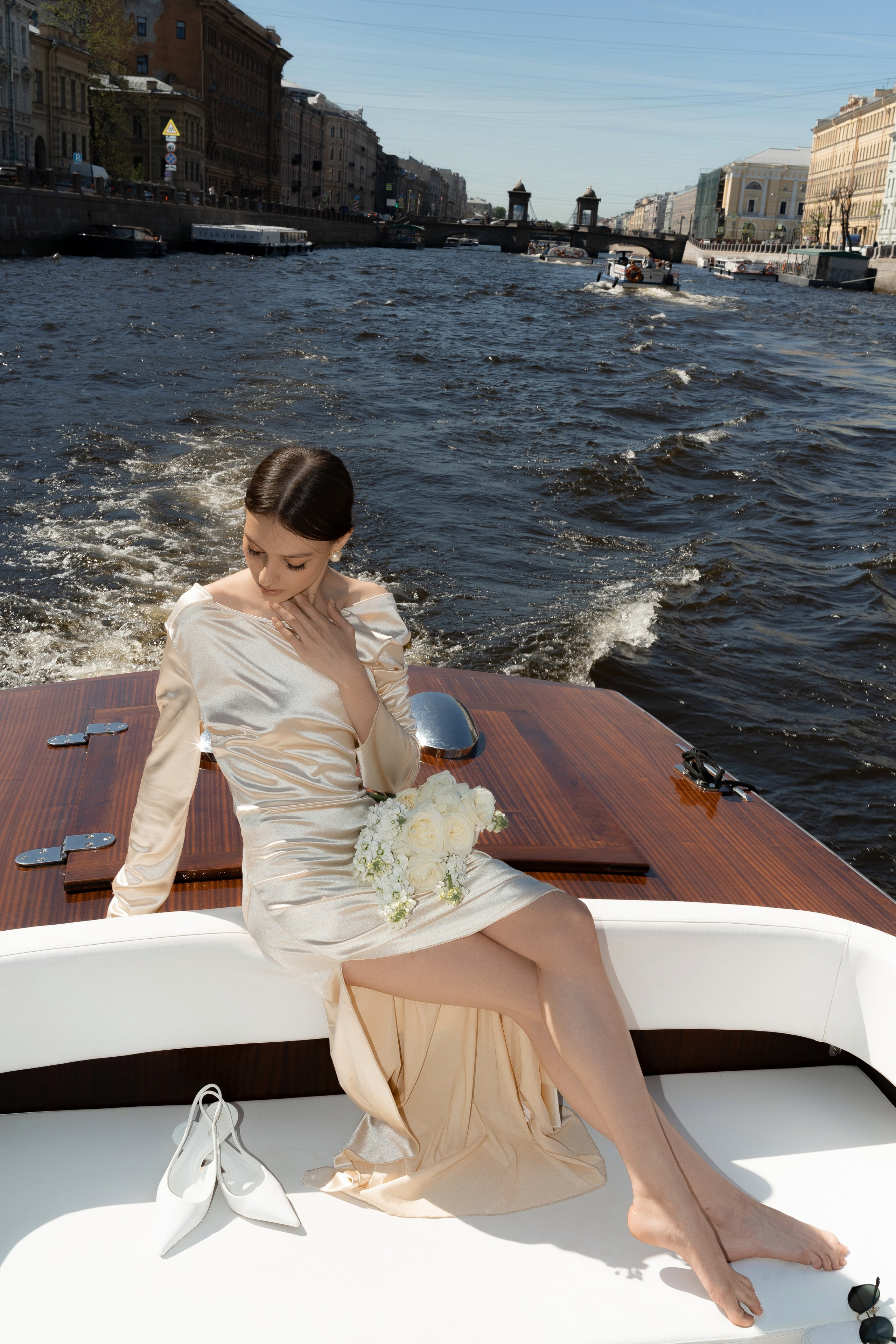 Прогулка по рекам и каналам Петербурга — свадебная фотосессия на катере. Свадебный фотограф Дмитрий Родионов — Санкт-Петербург и Ленинградская область