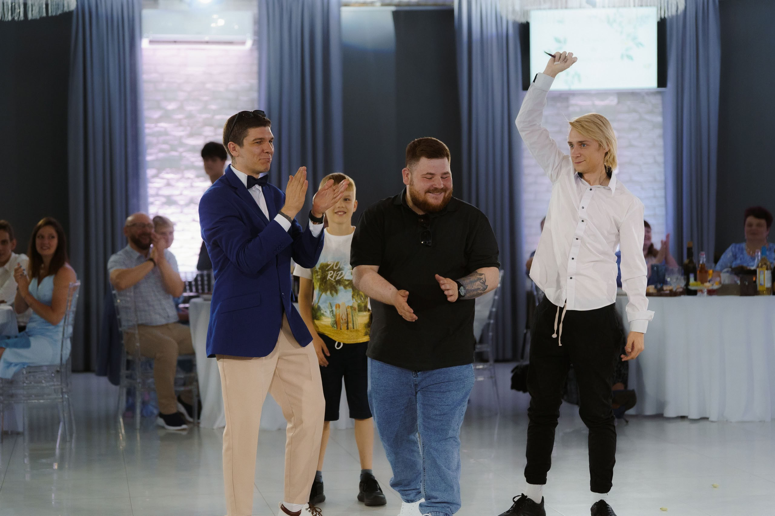 Друг жениха с букетом