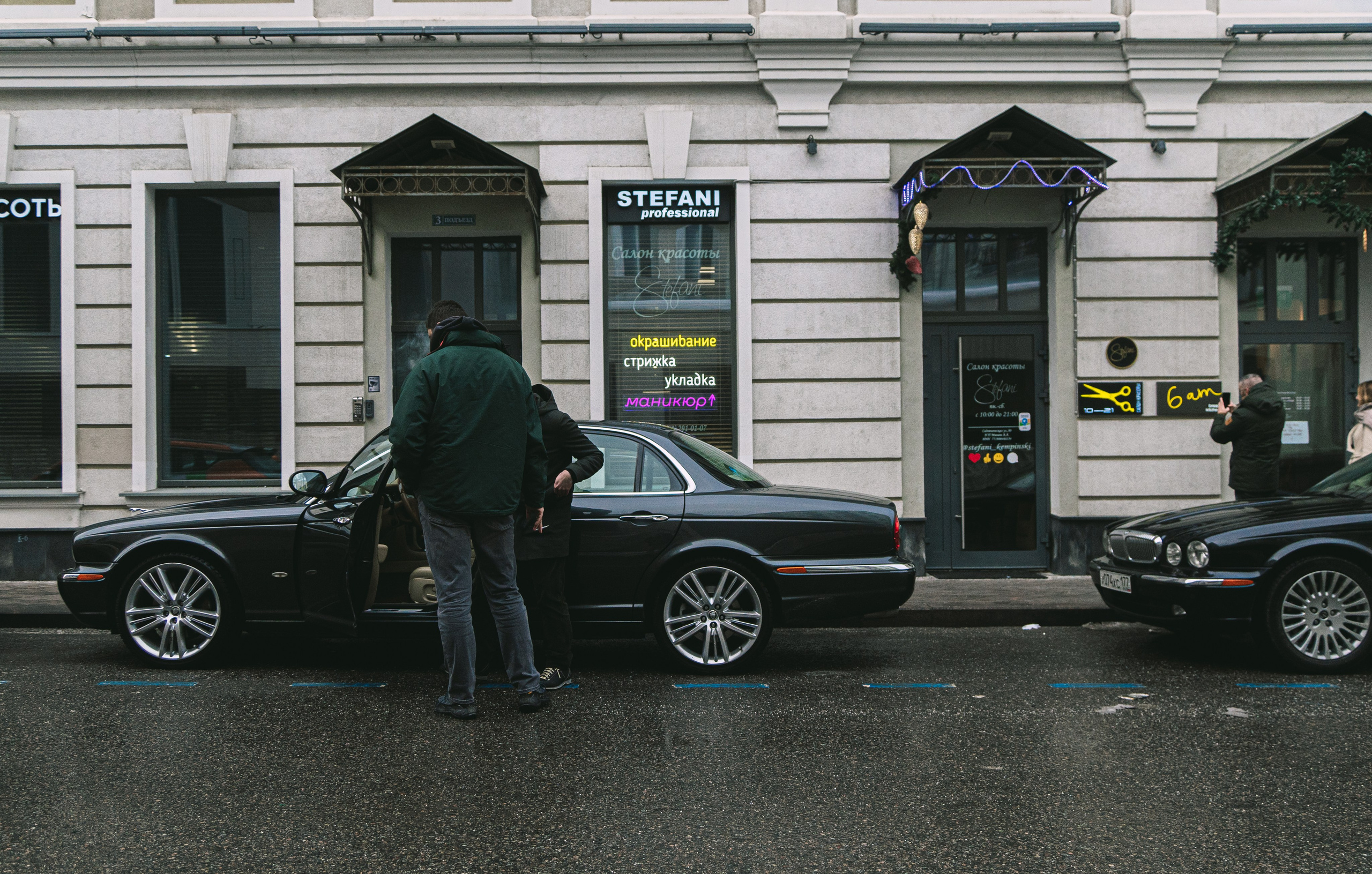 Фотосъемка автомобиля в Парке Горького весной в Москве. Жуков Илья свадебный фотограф в Москве