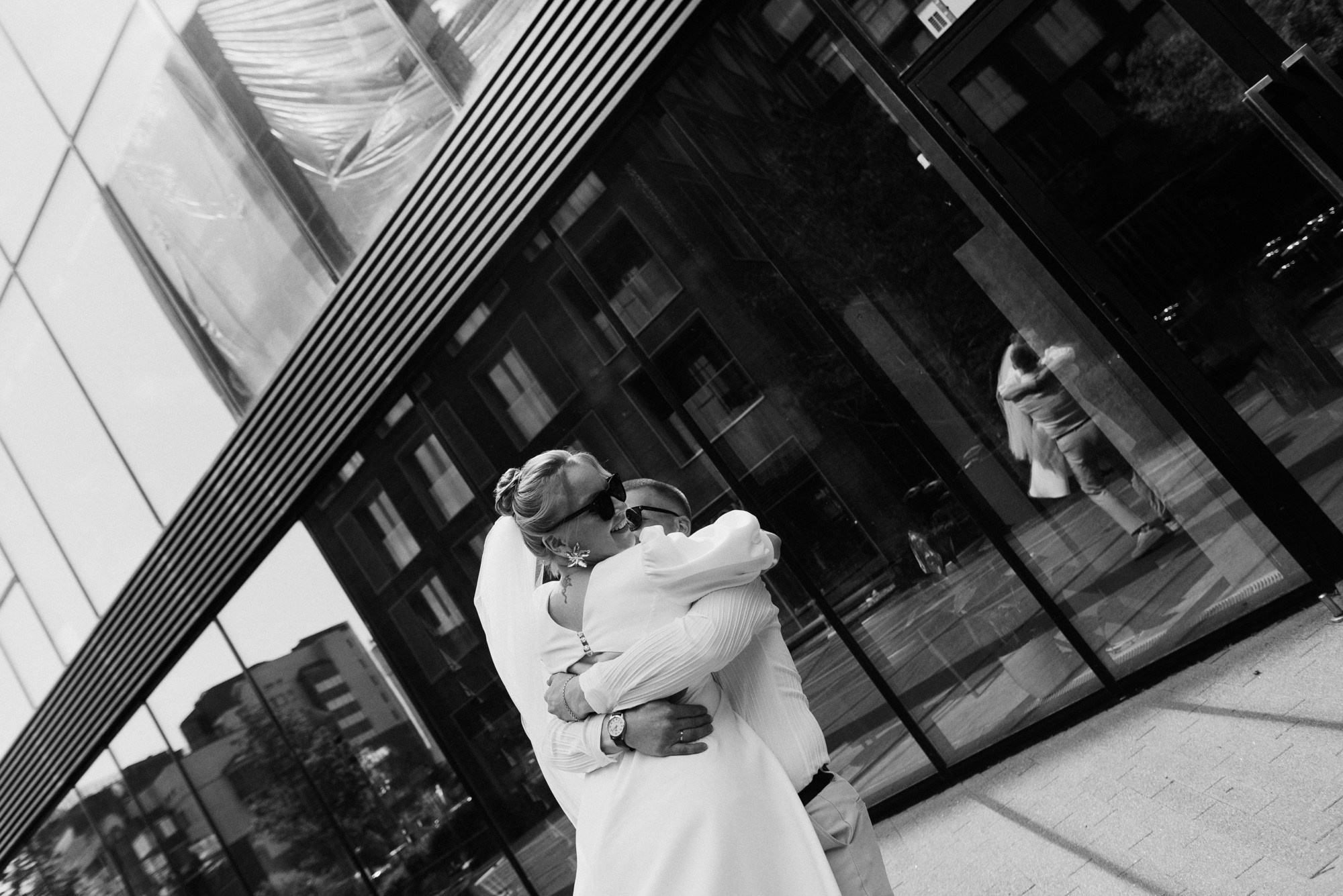 Свадебный фотограф в Тюмени — Фотосессия Павла и Марии на Набережной. Портретный фотограф Тюмень Дарья Мустафина