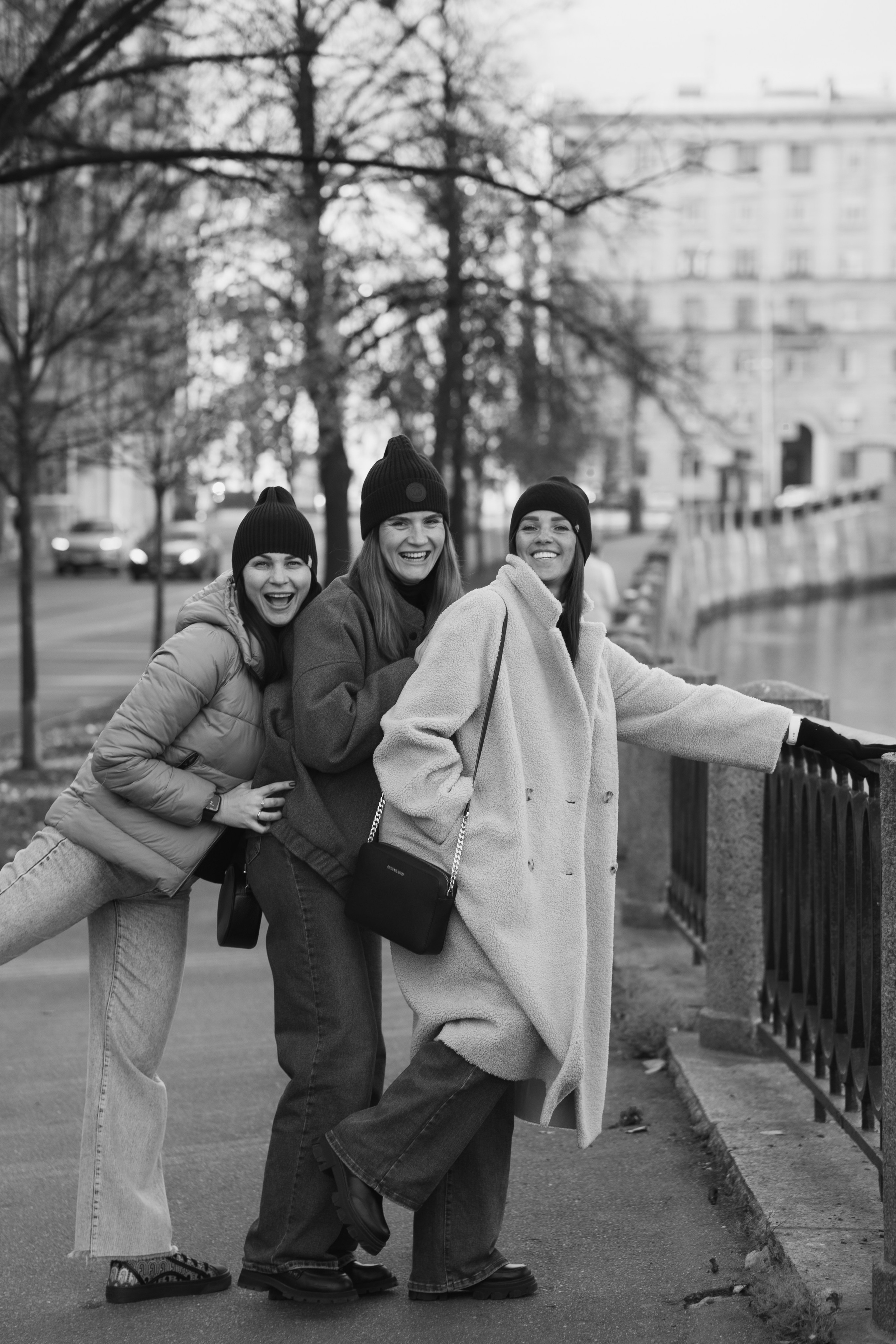 Уличная фотосессия трех подруг. Портретный и репортажный фотограф в Санкт-Петербурге | Валерия Кайряк