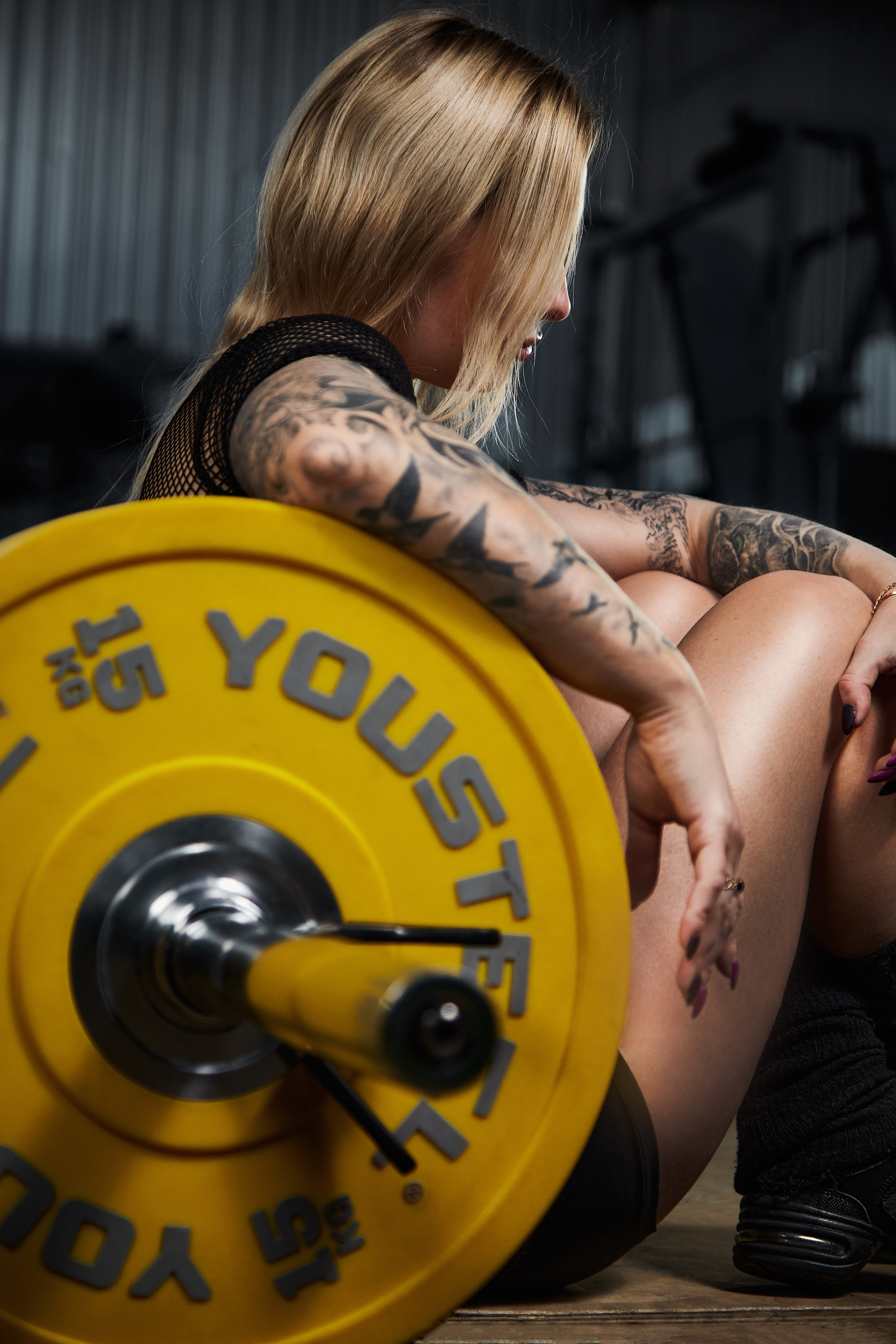 Спортивная фотосессия девушки в тренажёрном зале. Фитнес фотосессия со штангой в Москве.