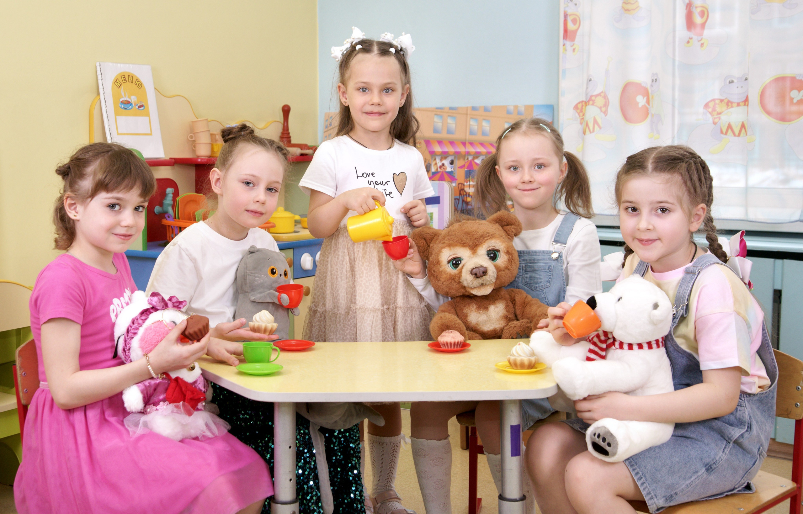 Фотосессия выпускников детского сада в группе - чаепитие