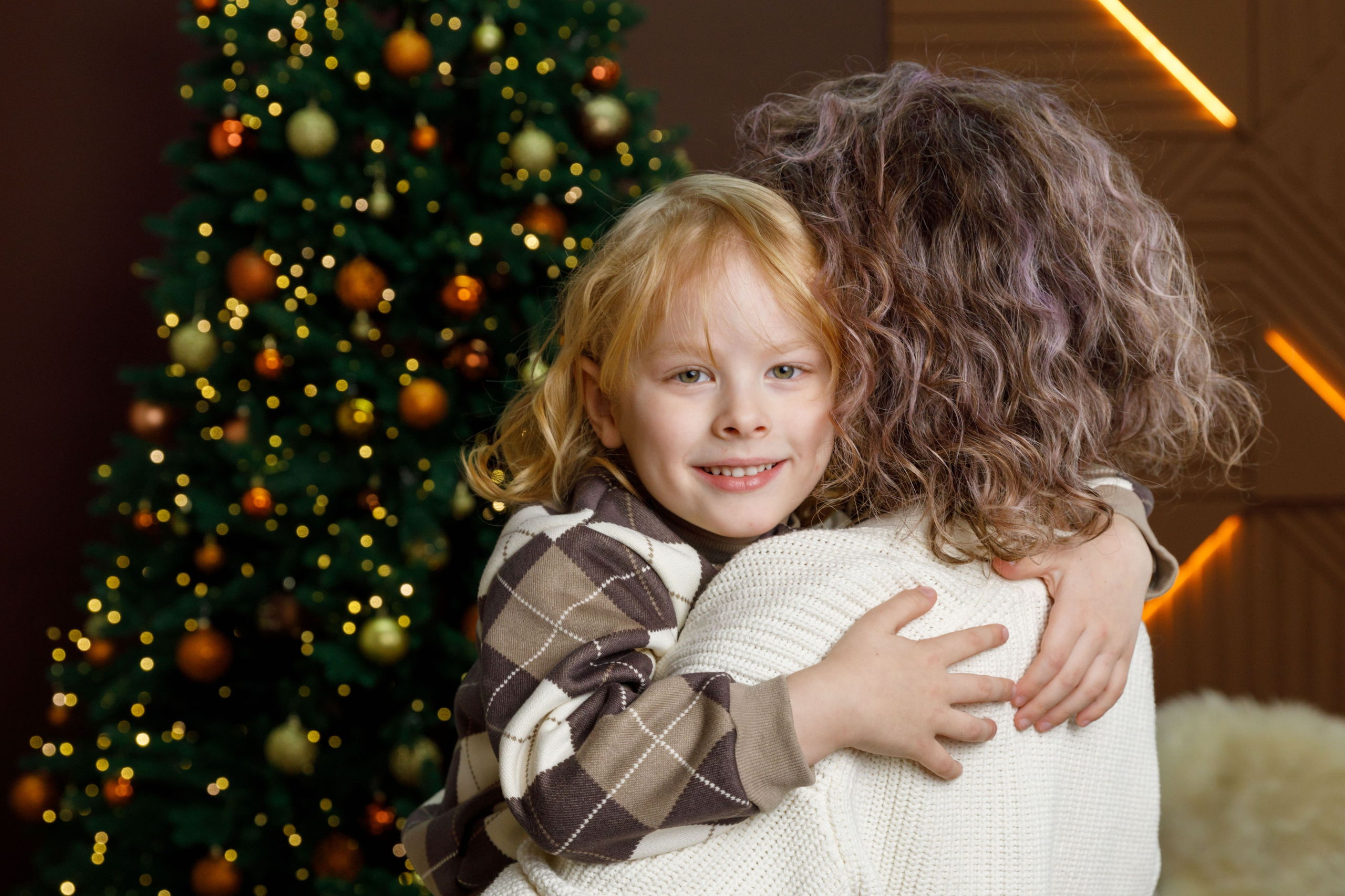 Из чего же сделано новогоднее настроение? Из совместных игр под елкой, болтовней с лучшей подружкой, созерцанием горящей свечи. Фотограф Анна Телекаева, выпускные альбомы, семейные и репортажные съемки в Омске