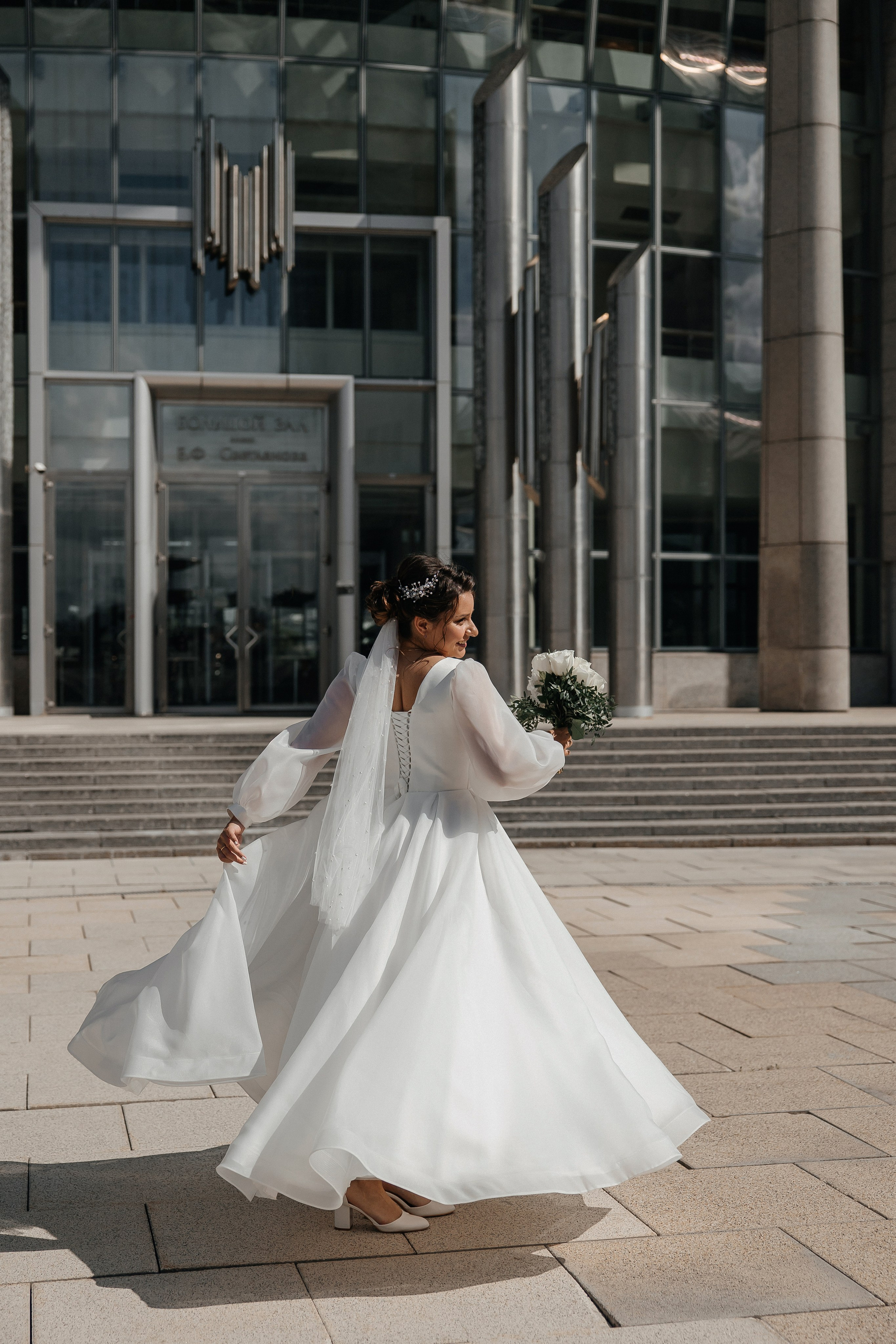 Свадебная фотосессия у Дома Музыки. Свадебный фотограф в Москве Дарья Олендарёва