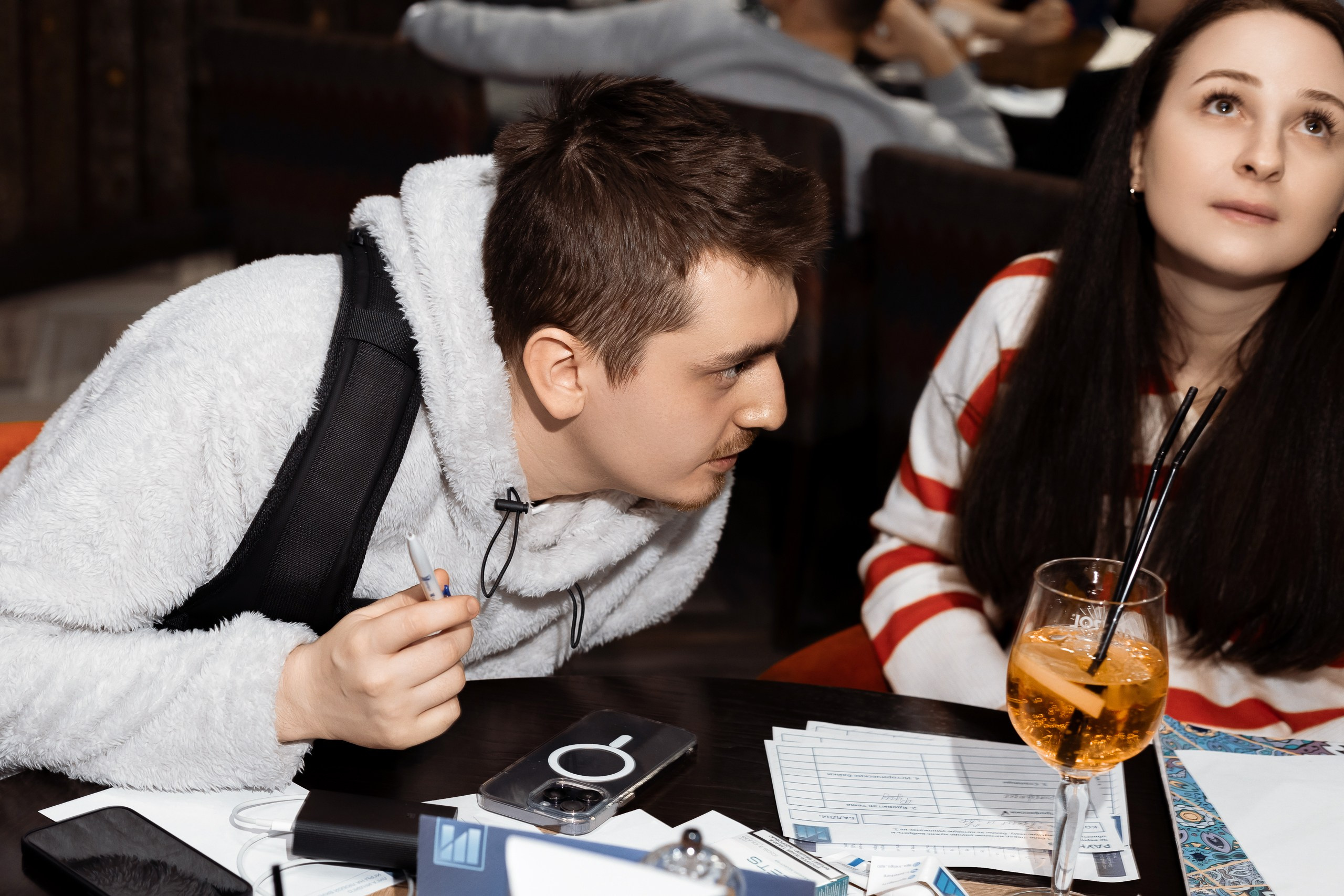 Репортажная фотосъемка квиз-шоу ЛИГА ИНДИГО в ресторане Пахвала. Фотограф в Санкт-Петербурге — Сергей Петров