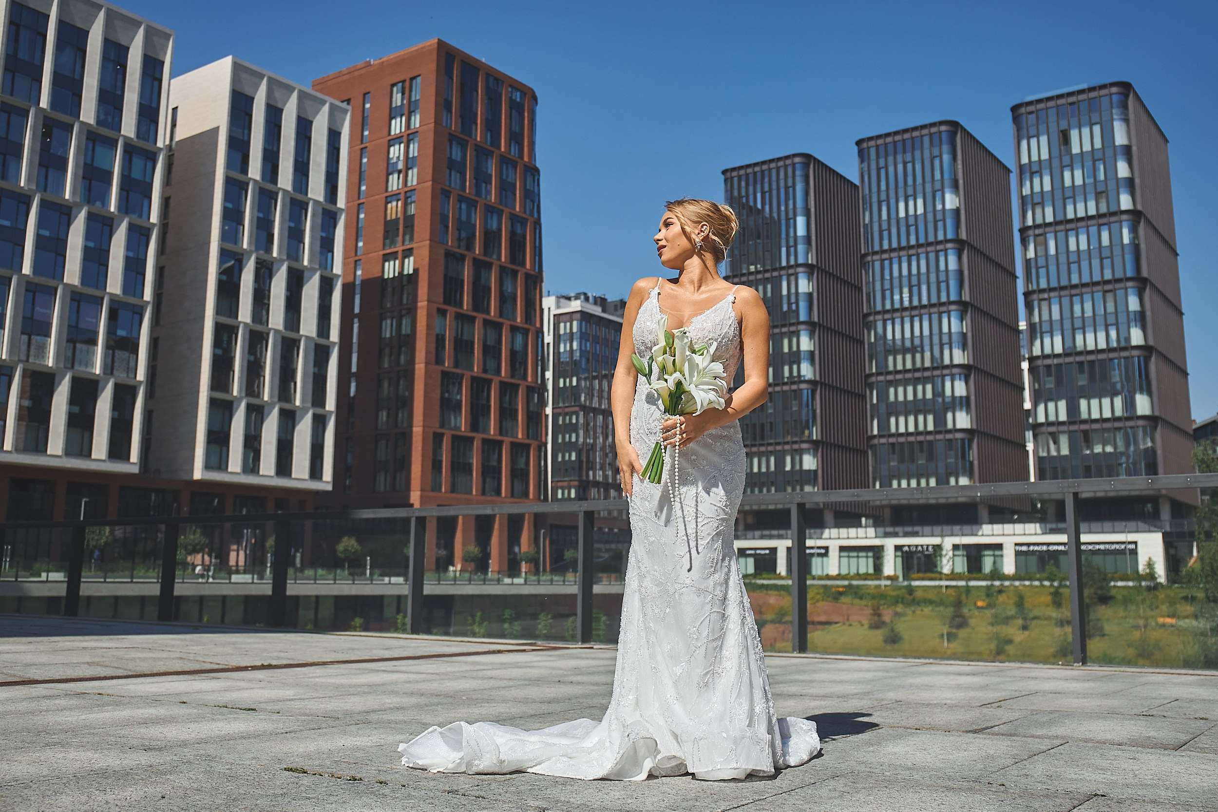 Невеста на фоне зданий в Хамовниках