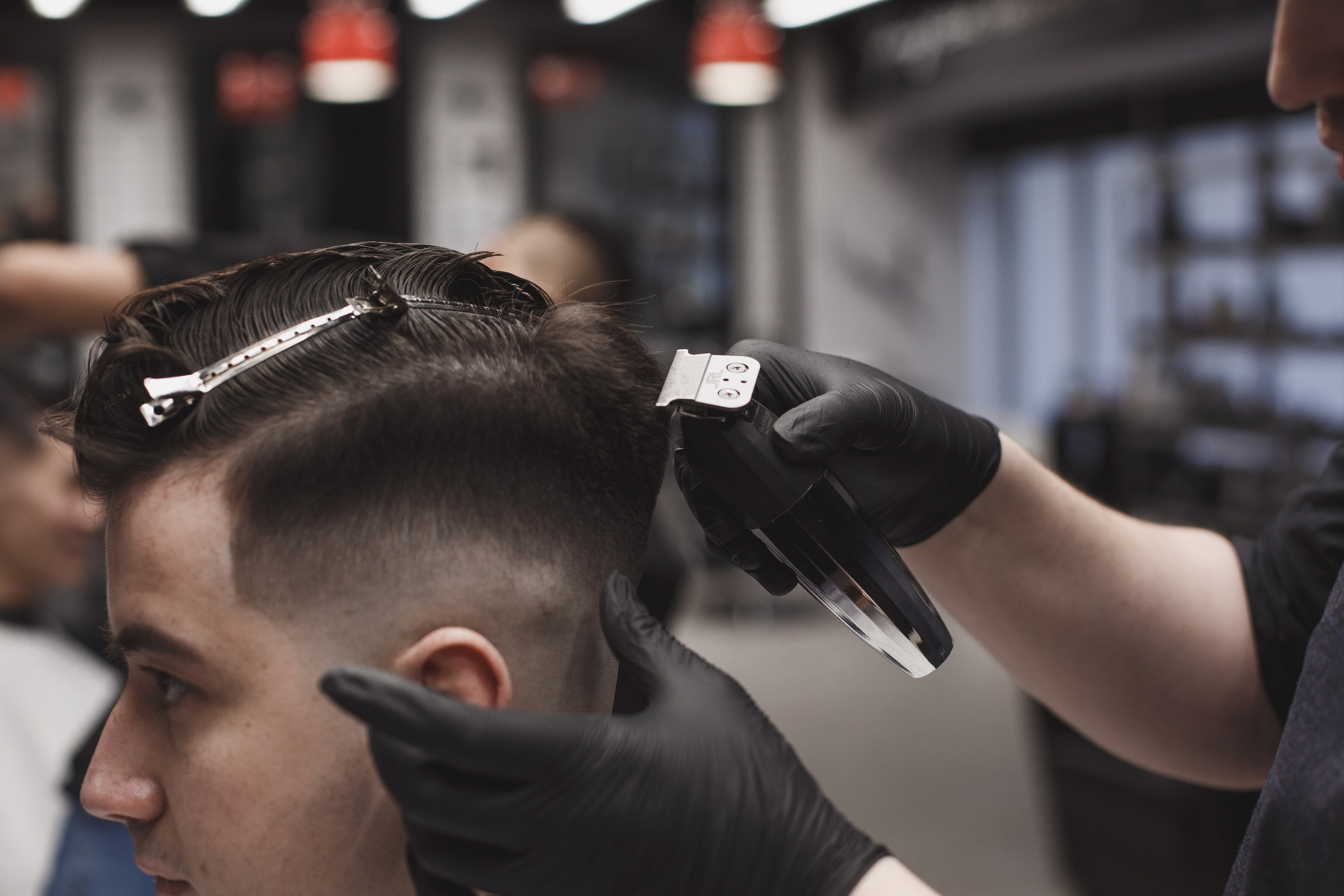 Стрижка помпадур в барбершоп топ ган.