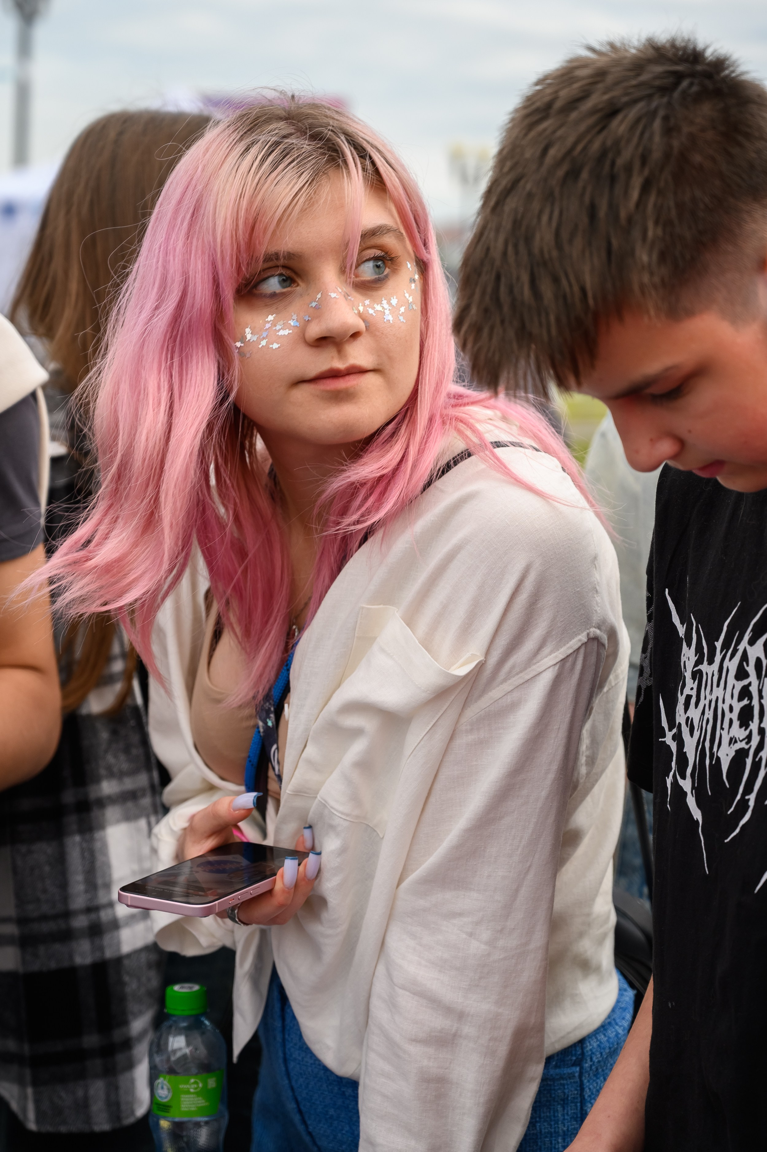 Гости летнего фестиваля ВКонтакте позируют для репортажного фотографа Алексея Клейменова, передавая настроение события