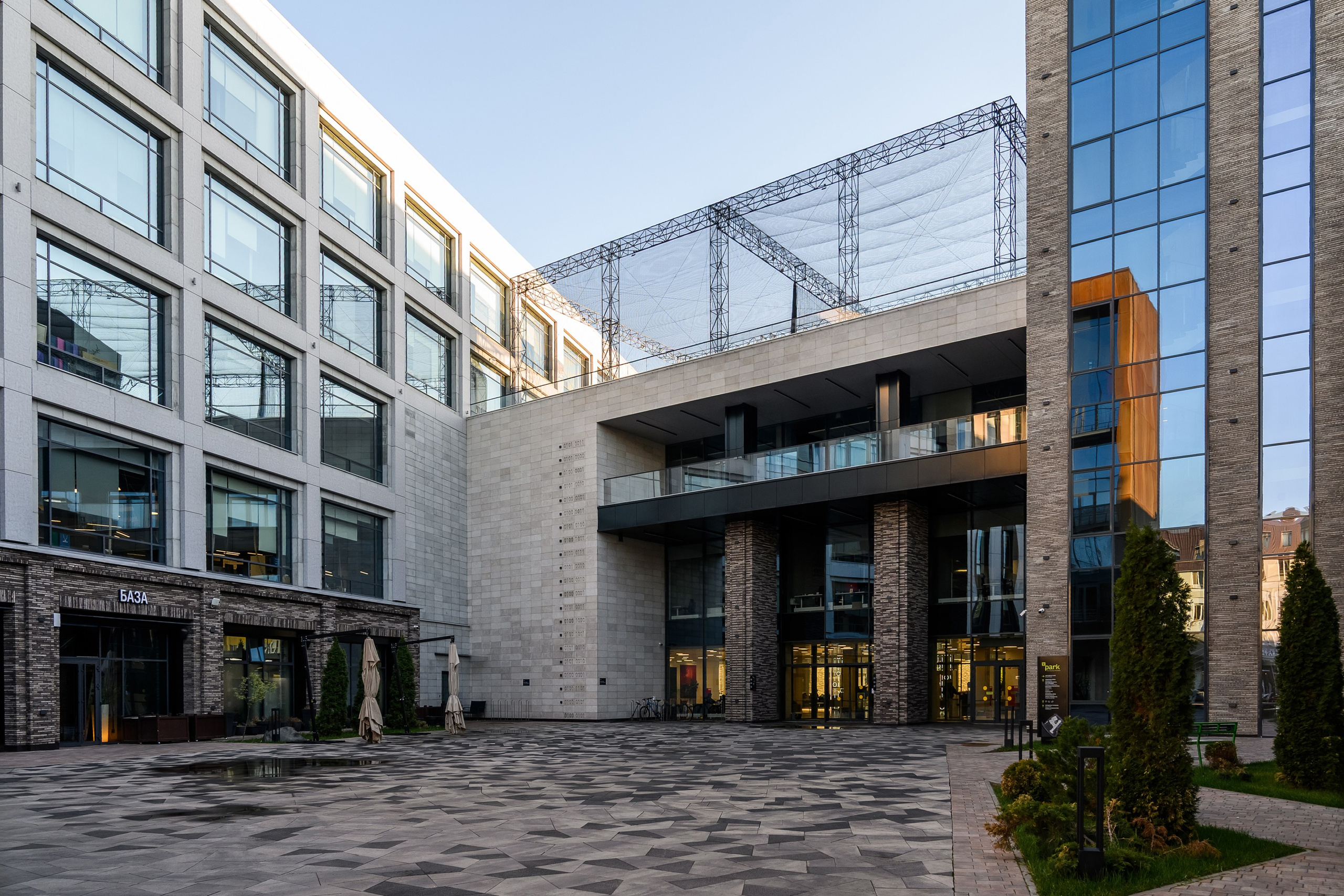 Стеклянные фасады и деловая атмосфера IT-парка в Казани