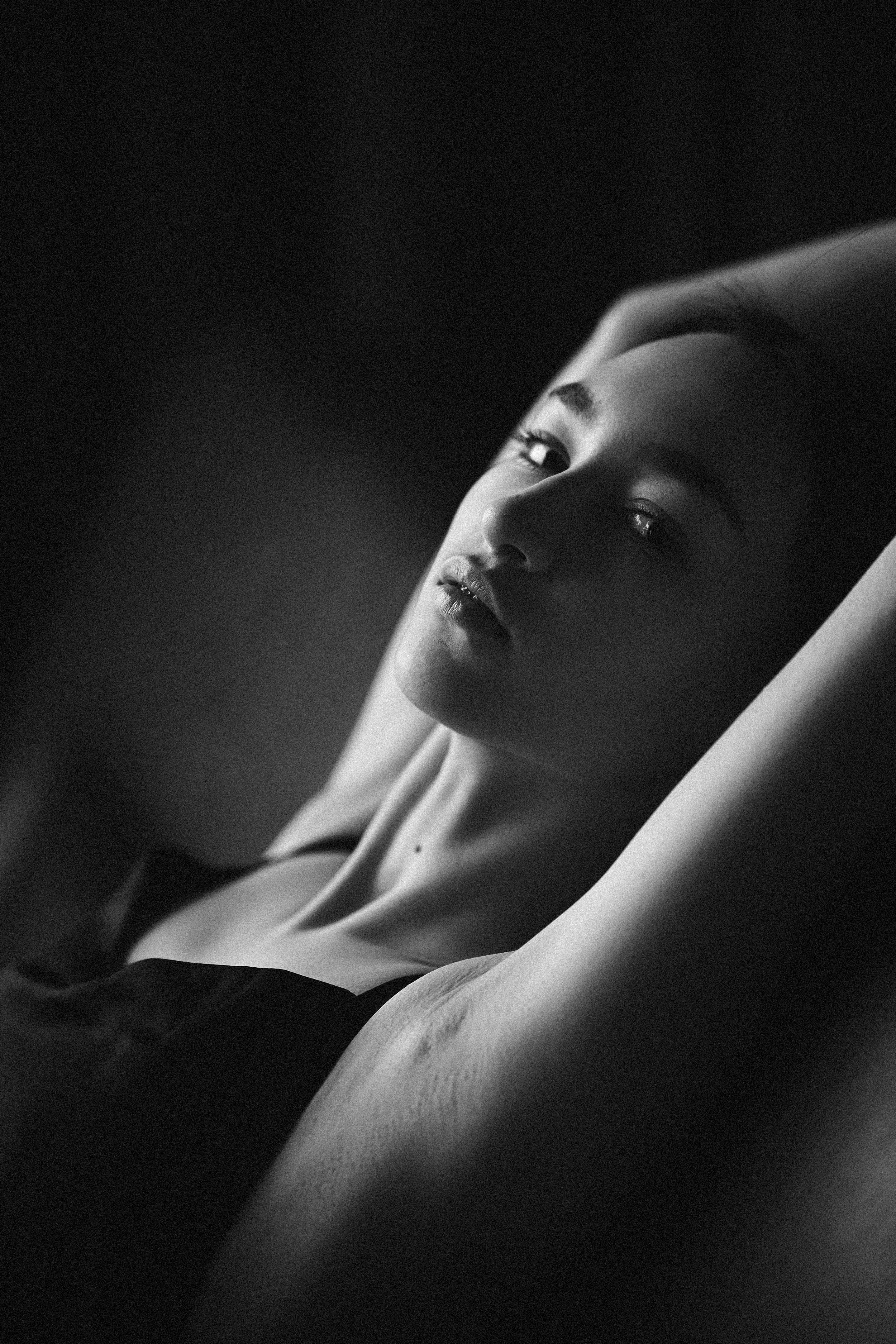 Чёрно-белая студийная съёмка с мягкими тенями в Казани