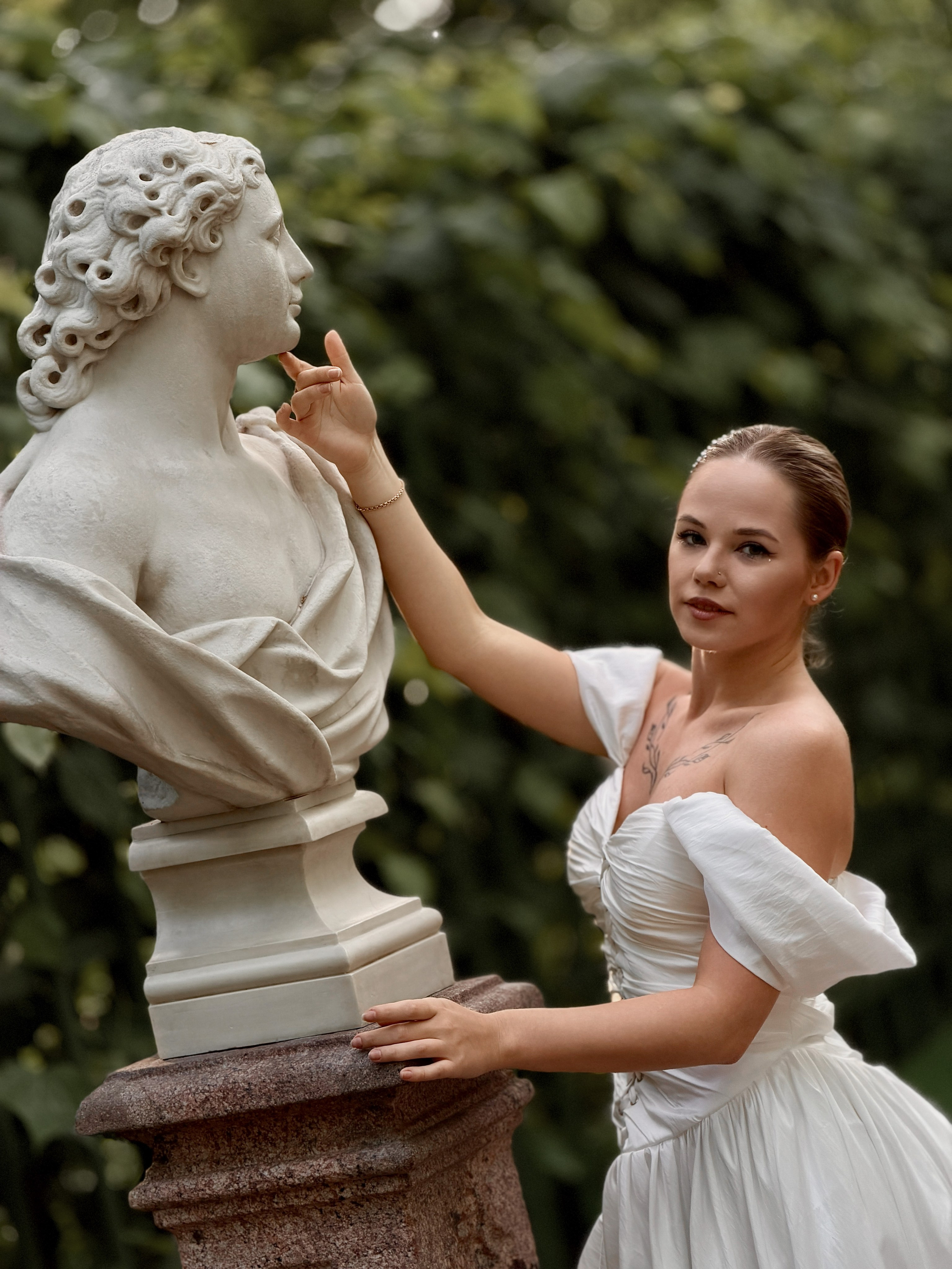 Мобильная фотосессия на айфон в летнем саду. Фотограф Алексей Лукин в Санкт-Петербурге