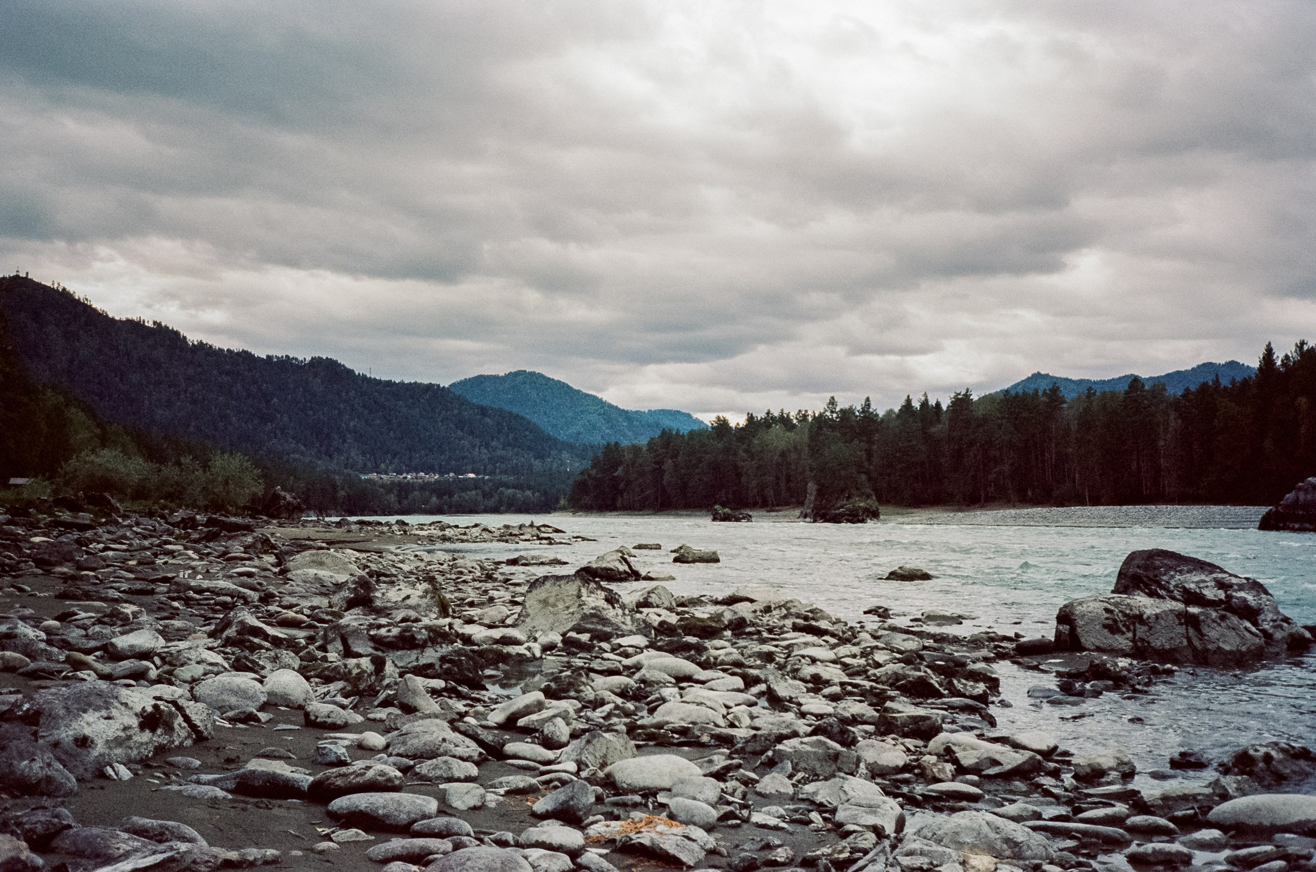 Катунь и скалы. Зубы Дракона в пасмурный день. Фотограф-документалист Мария Осокина