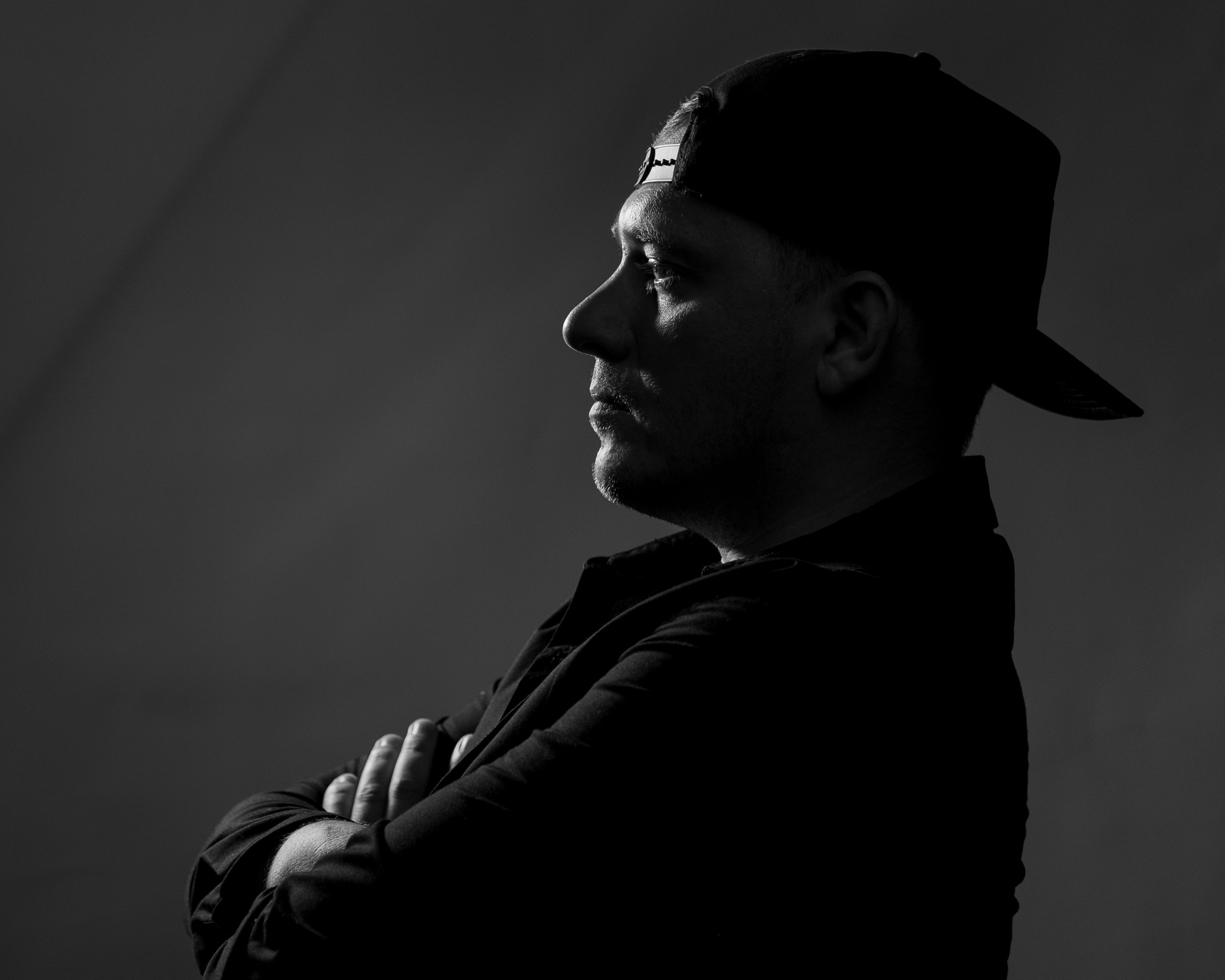 Эмоциональный мужской портрет: харизматичный мужчина в бейсболке, стильная студийная фотосессия для личного бренда, фотограф для артистов и творческих личностей.