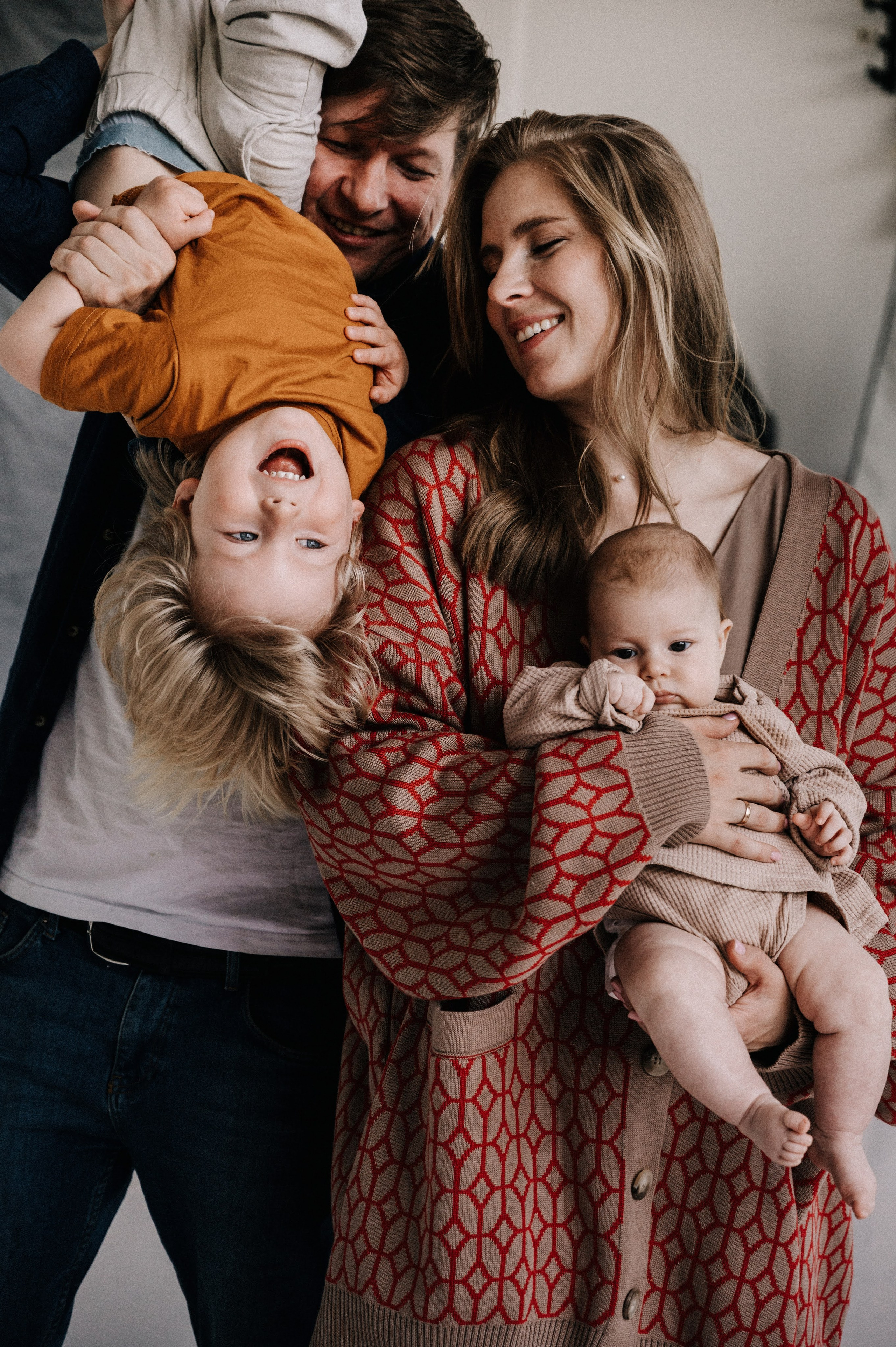 Семейная съемка. Профессиональный фотограф беременности в СПБ. Стильные фотосессии беременности в стиле минимализм и классическая фотография