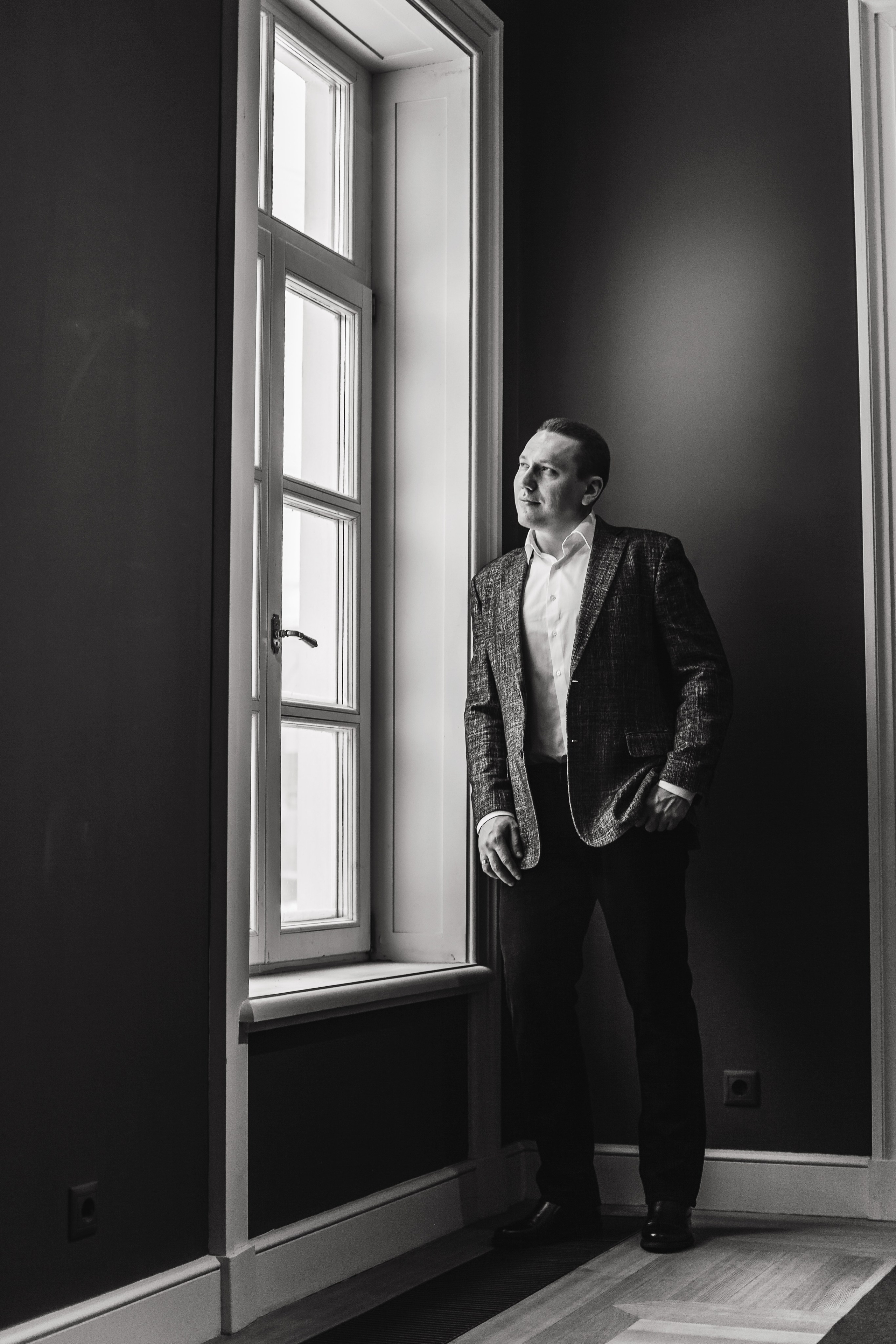 регистрация брака в усадьбе муравьёвых-апостолов, фотосессия жениха у окна, фотограф гладков дмитрий