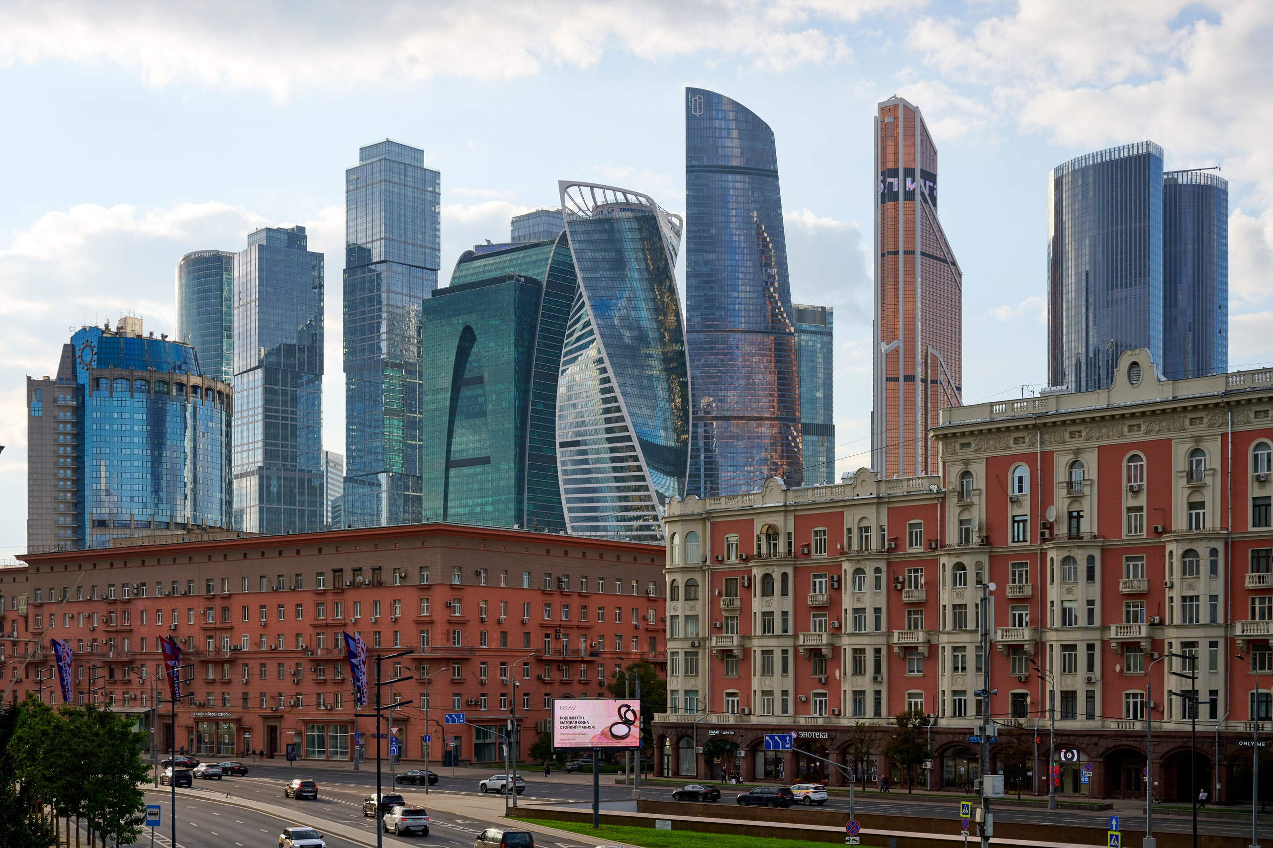 Москва-Сити и кирпичные здания, контраст эпох в кадре