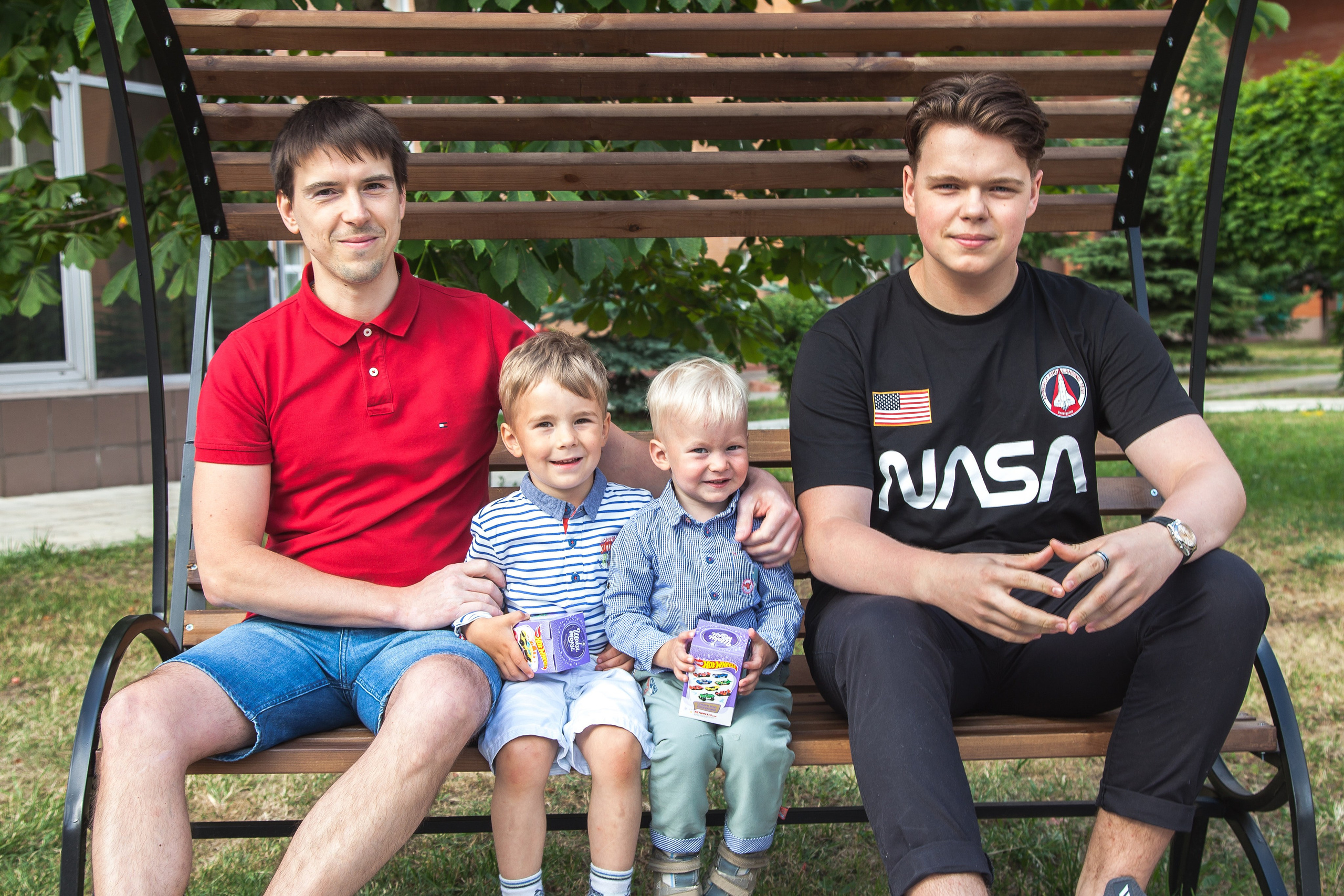 выписка из роддома, дети на лавке