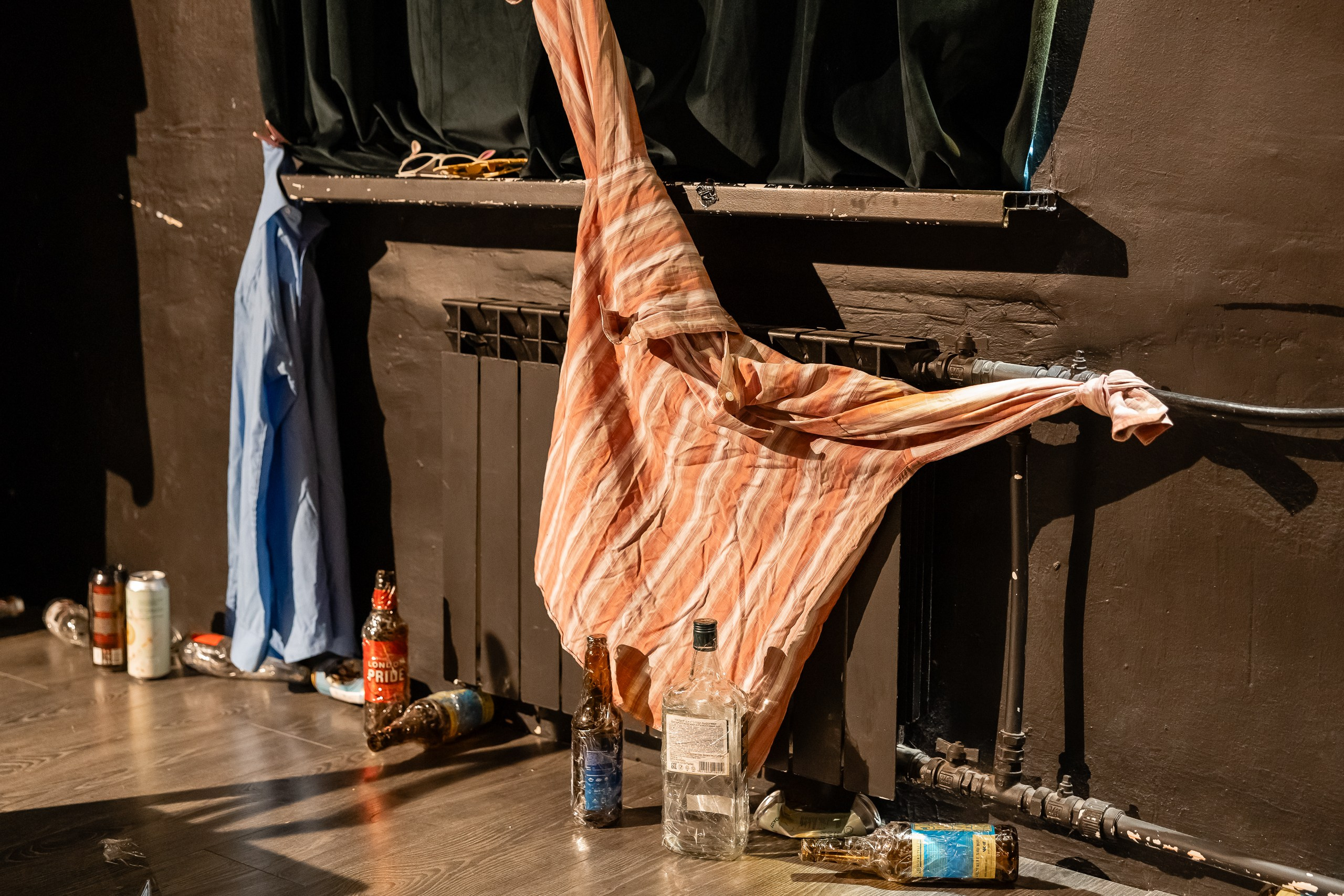 Детали декораций на сцене театра