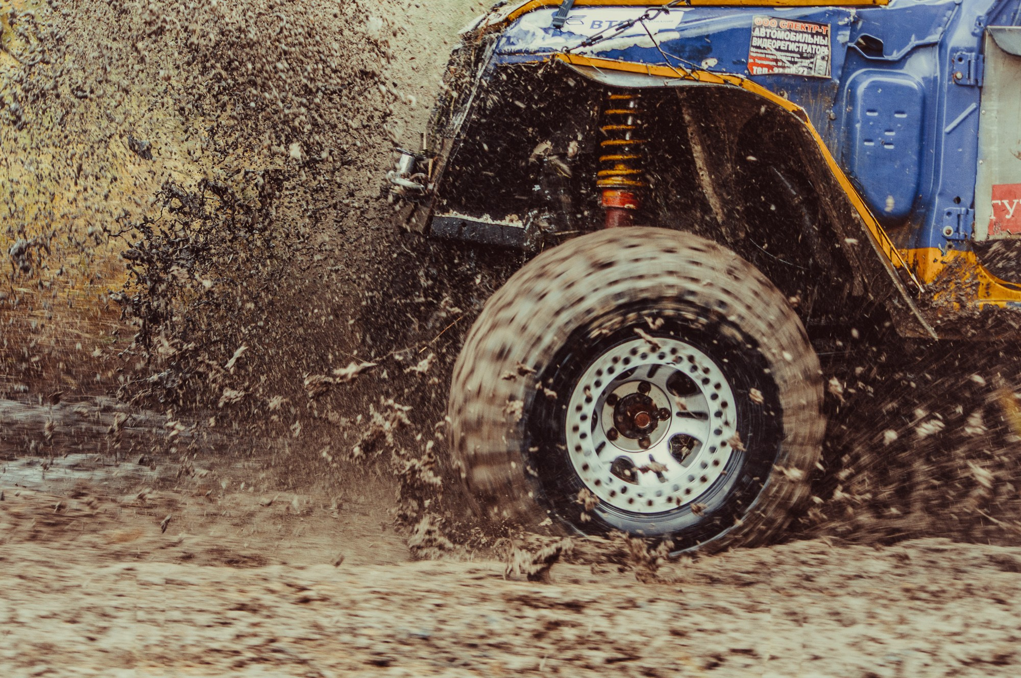 Грязь, вылетающая из-под колеса буксующего автомобиля