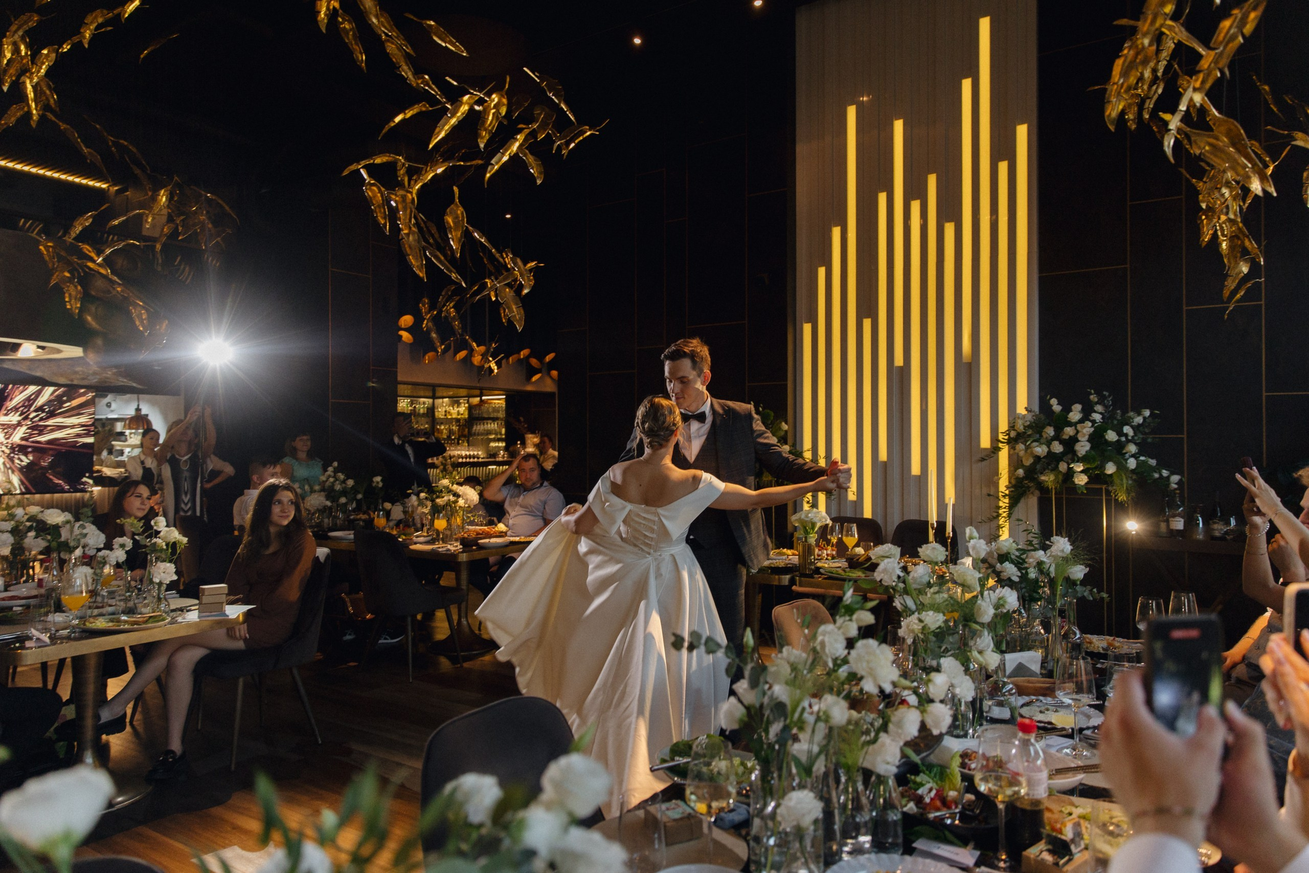 Организация свадьбы, корпоратива, юбилея на веранде в Якушево. Банкетный зал Веранда в Якушево у озера для свадеб, юбилеев, корпоративов. Официальный сайт