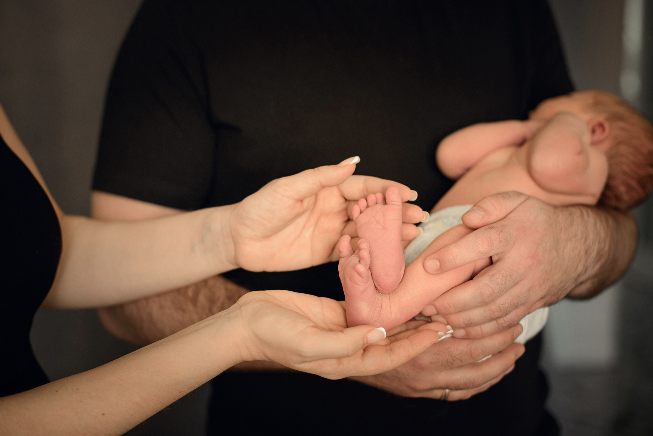 A family photo shoot at home, a family with a newborn baby. Photographer Elena Carruthers, Scotland