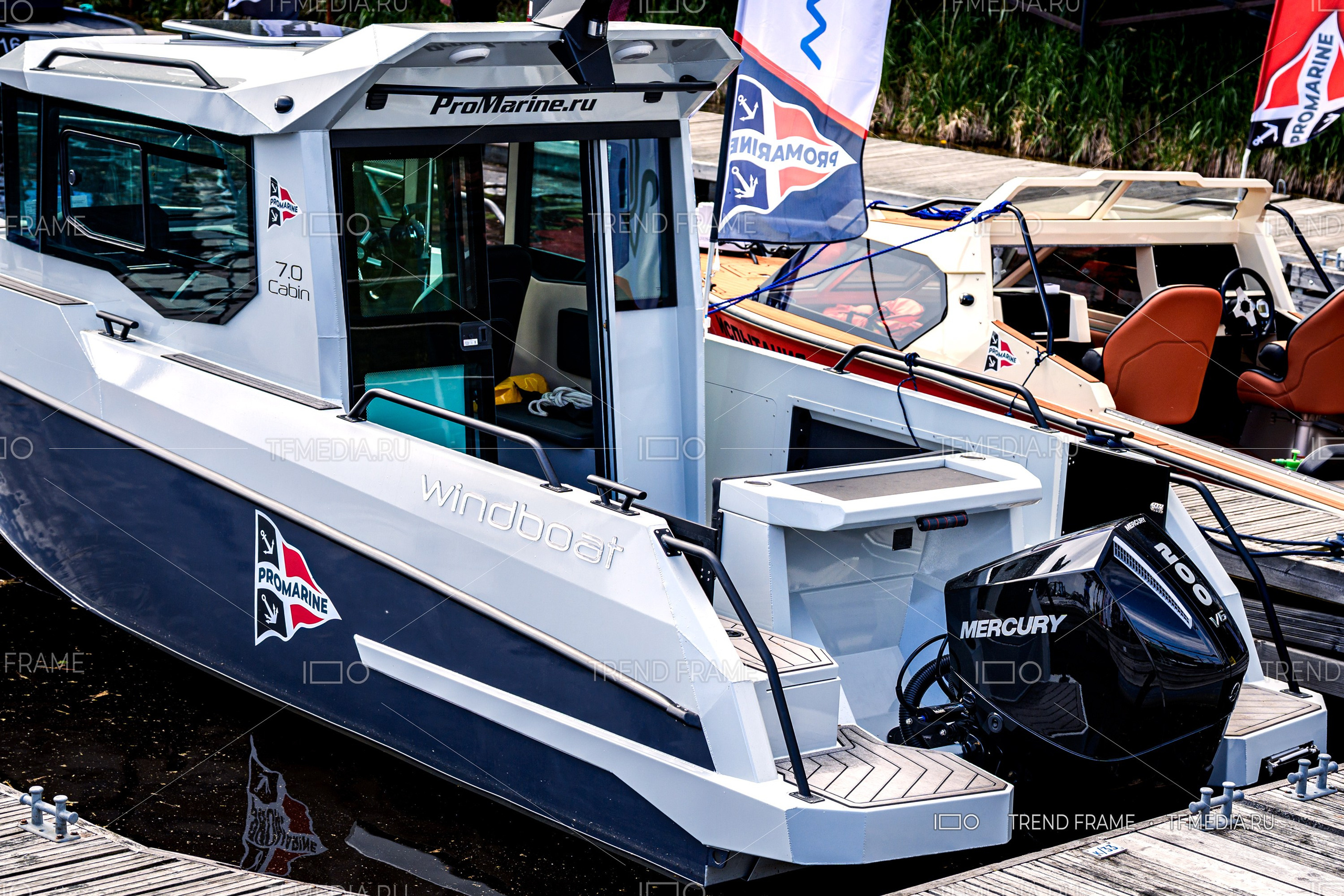 Катер Windboat 7.0 Cabin с мотором Mercury 200 V6 на выставке лодок