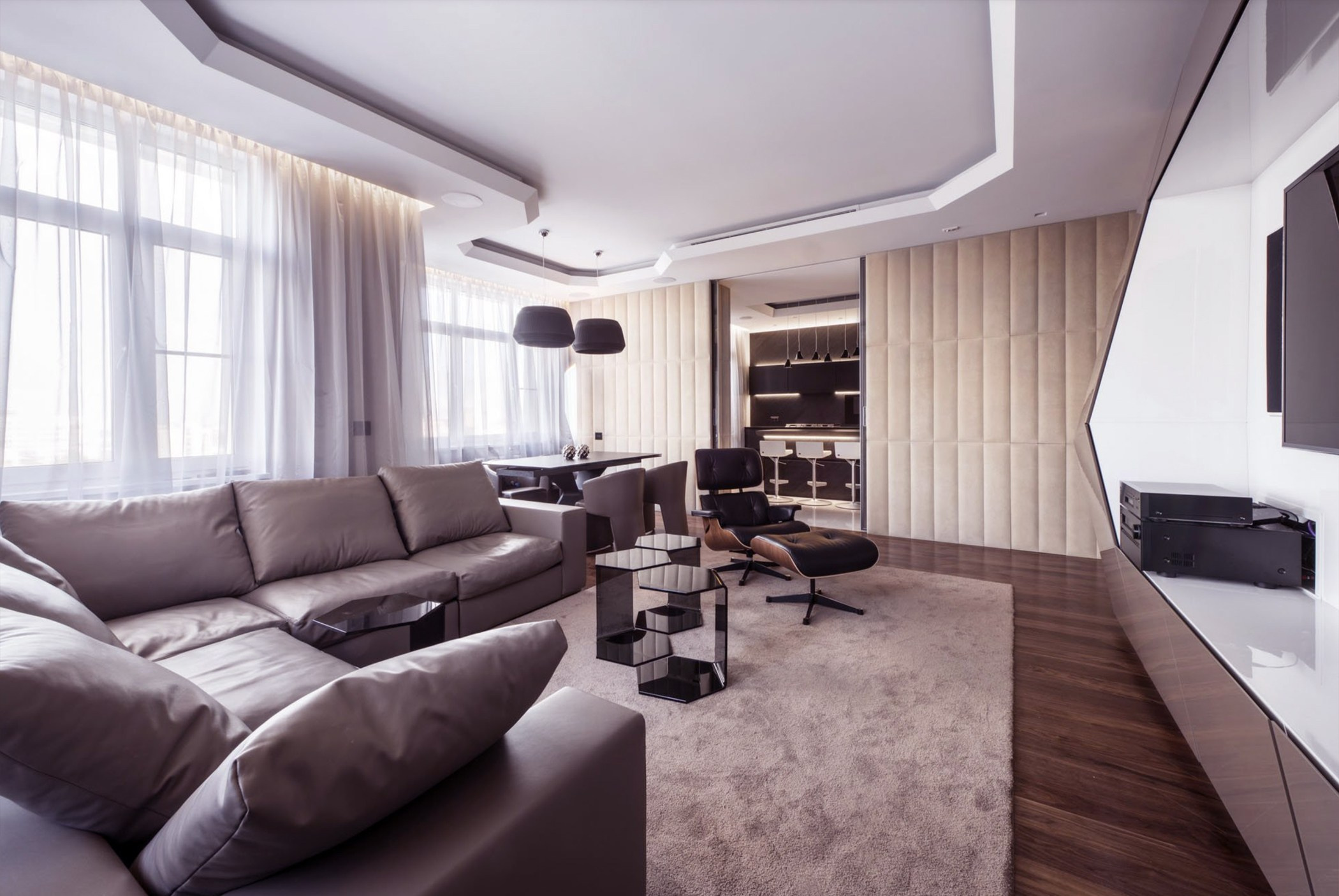 Интерьерная фотосъемка гостиной в бежевых тонах с больший кожаным диваном