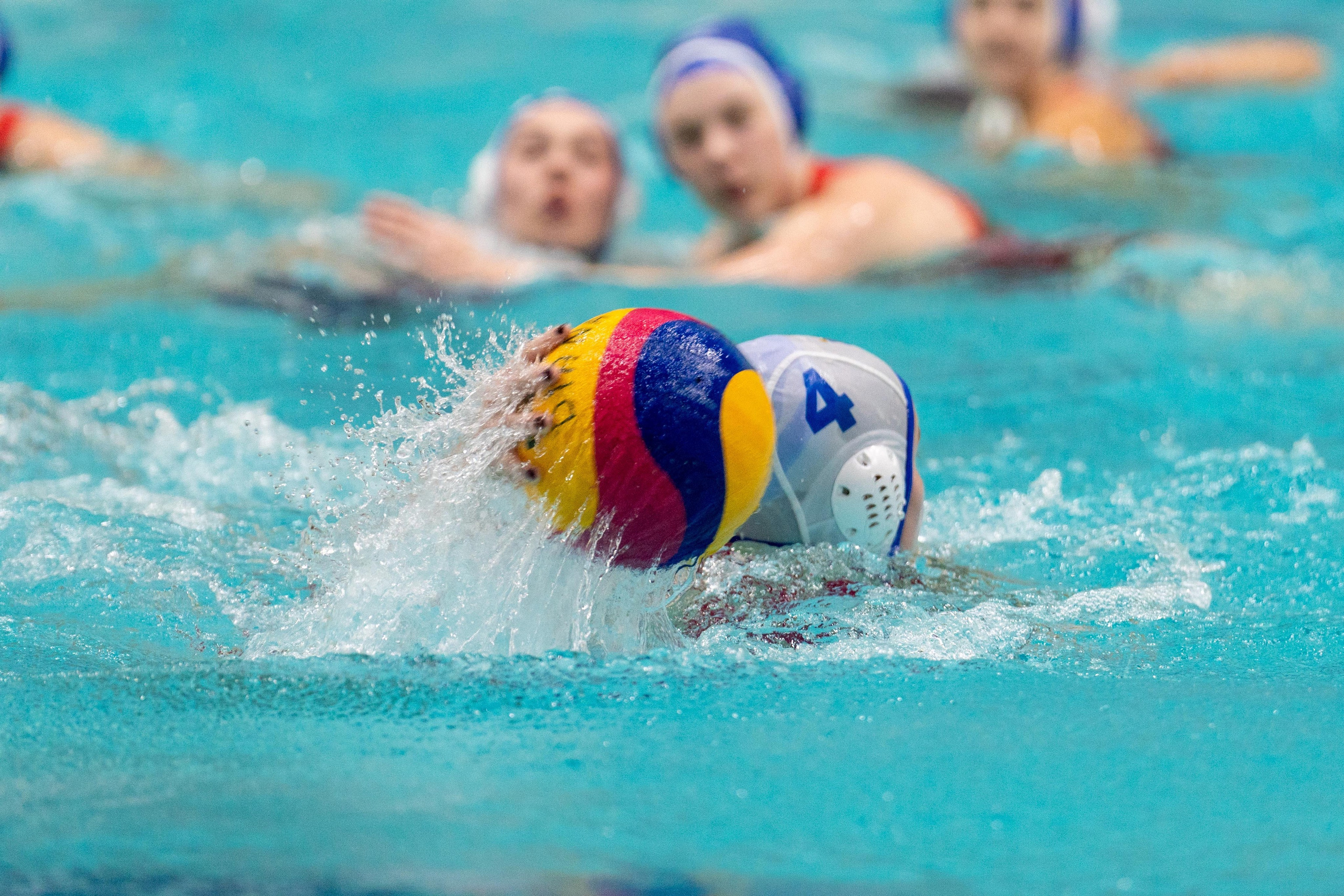 Диана атакует Спартак-Волгоград, всплеск воды на Невской волне