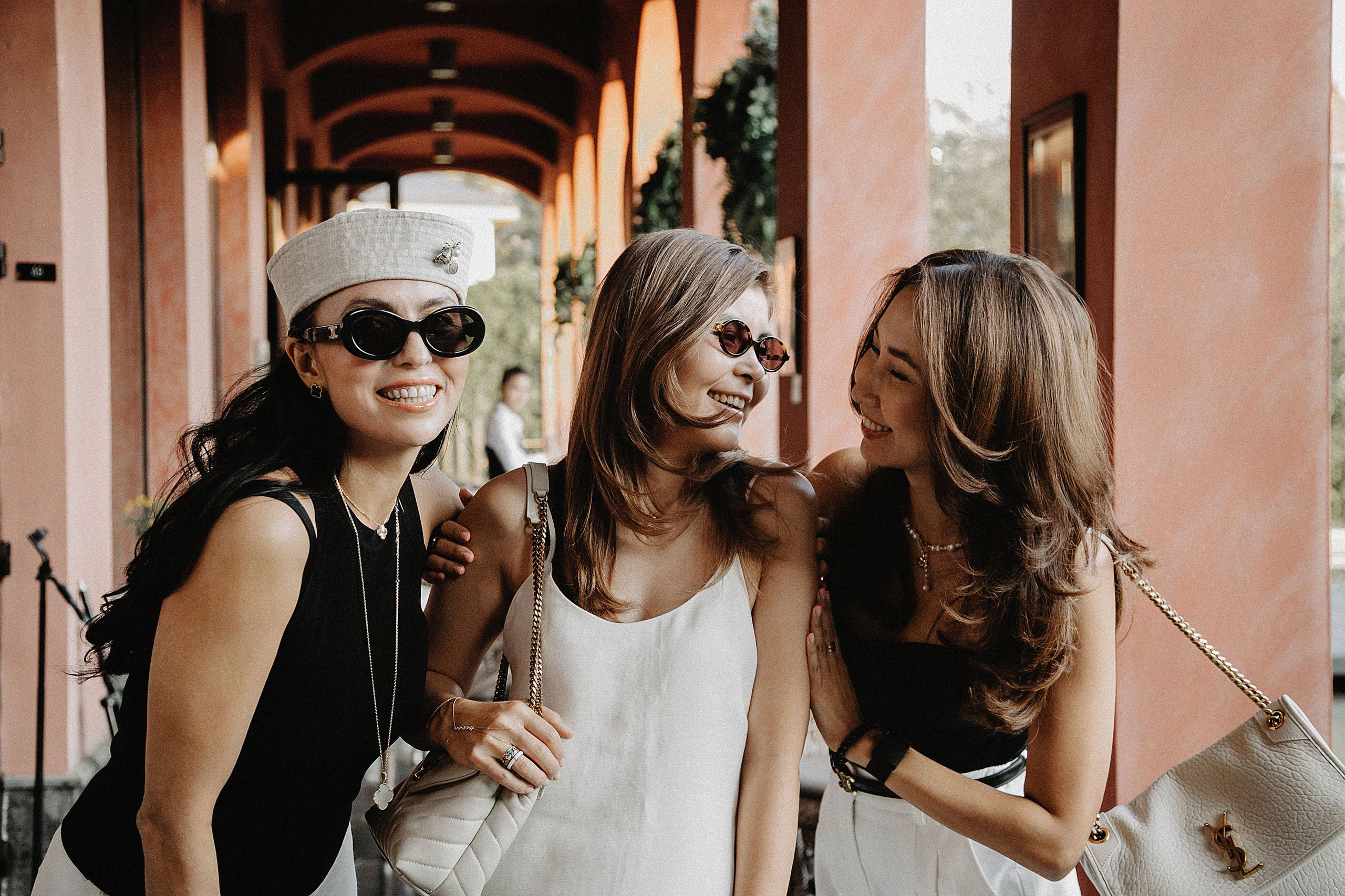 Фотосессия Карины Жулдыз и Айсулу на Villa dei Fiori. Свадебный, семейный и портретный фотограф в Алматы, Костанай