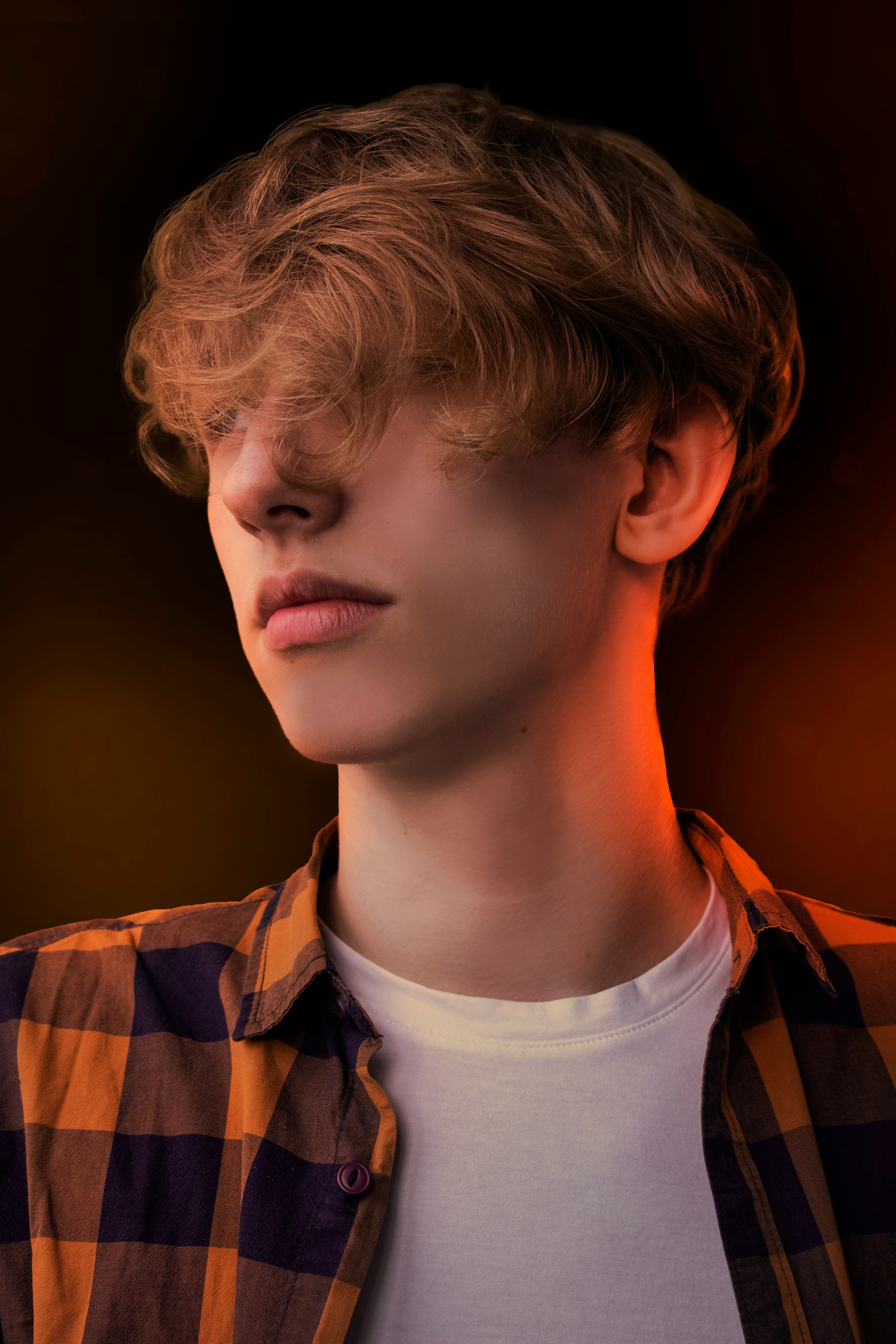 Кудрявый парень в рыжей рубашке в неоне