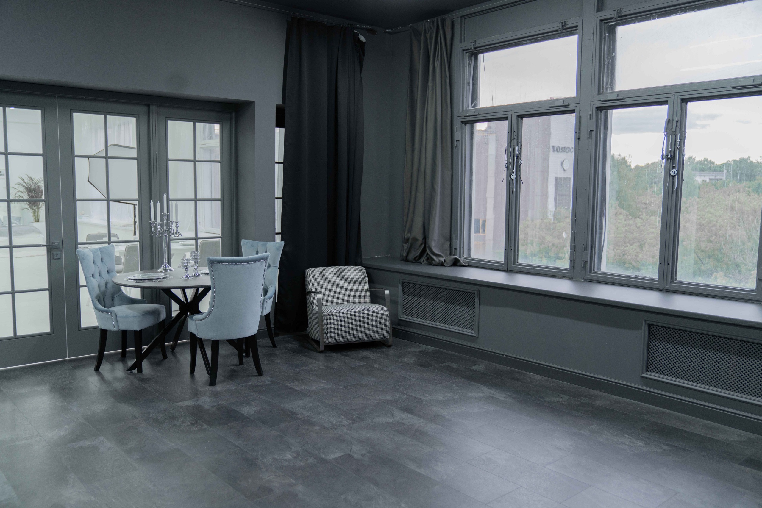 DАRК — зал 60 м² фотостудии в Москве с большими окнами, серыми стенами, потолком и полом, подходит для съемки с естественным светом. ВИЗУАЛИЗАТОР БРЕНДА: ФОТОГРАФ | ИМИДЖМЕЙКЕР| СТИЛИСТ МОСКВА