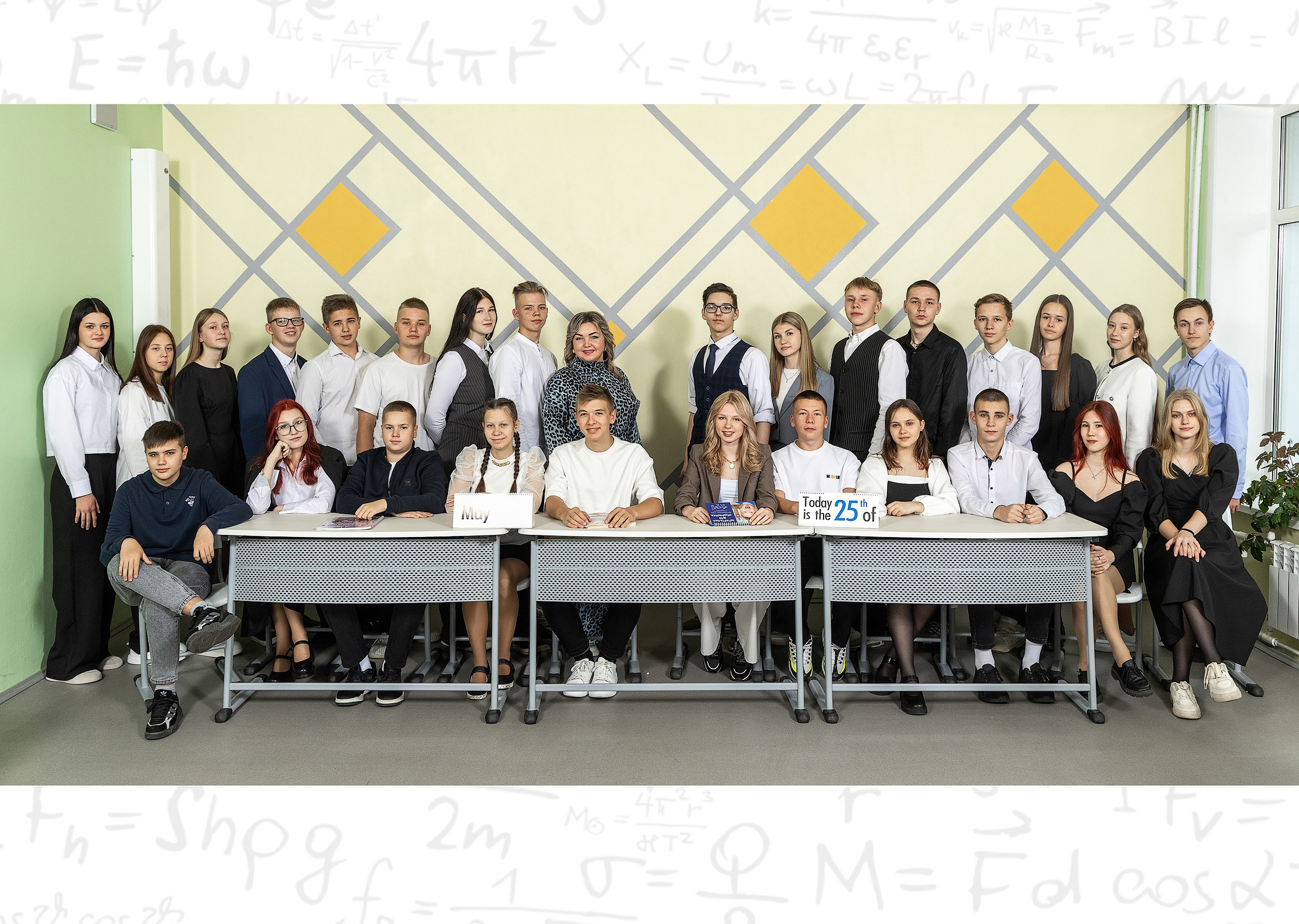 Общее фото в классе за партами в 2 ряда в 9 классе