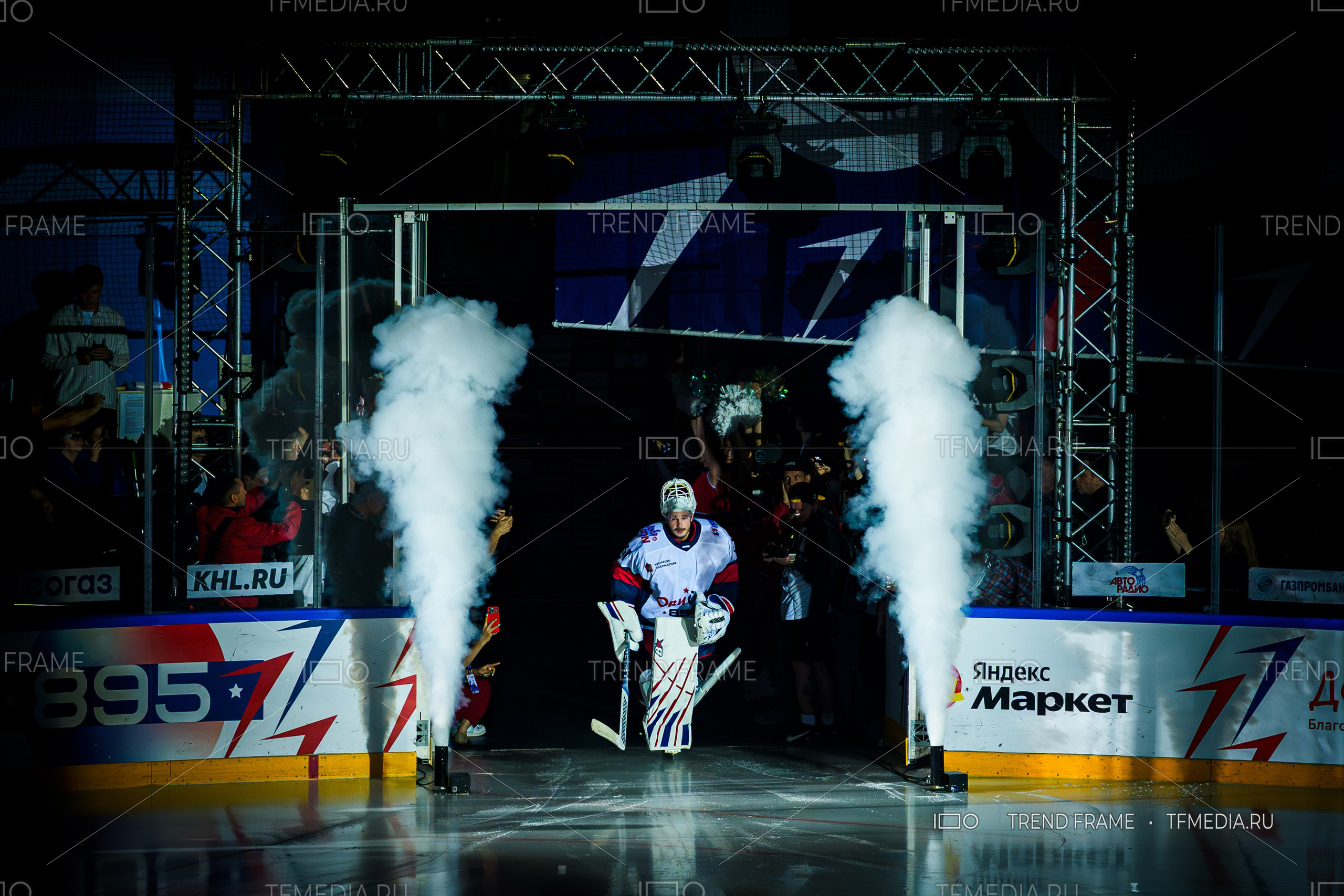 Финал Кубка Овечкина 2025 по хоккею в Мытищах — выход на лёд вратаря Игоря Шестёркина из команды Павла Дацюка через дымовое шоу. Премиальные спортивные фото TrendFrame.
