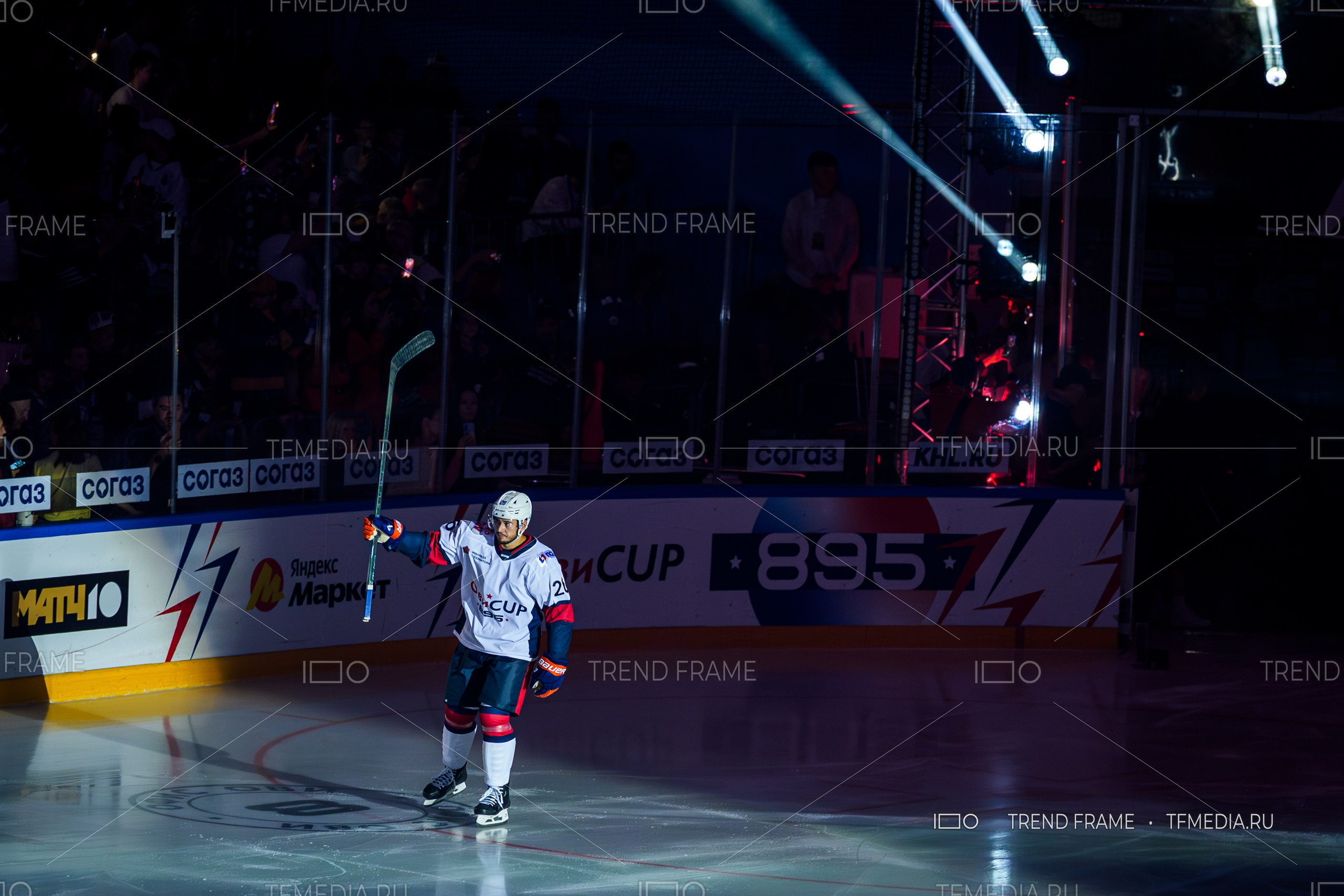 Александр Романов приветствует болельщиков в финале Кубка Овечкина 2025 — фото TrendFrame.