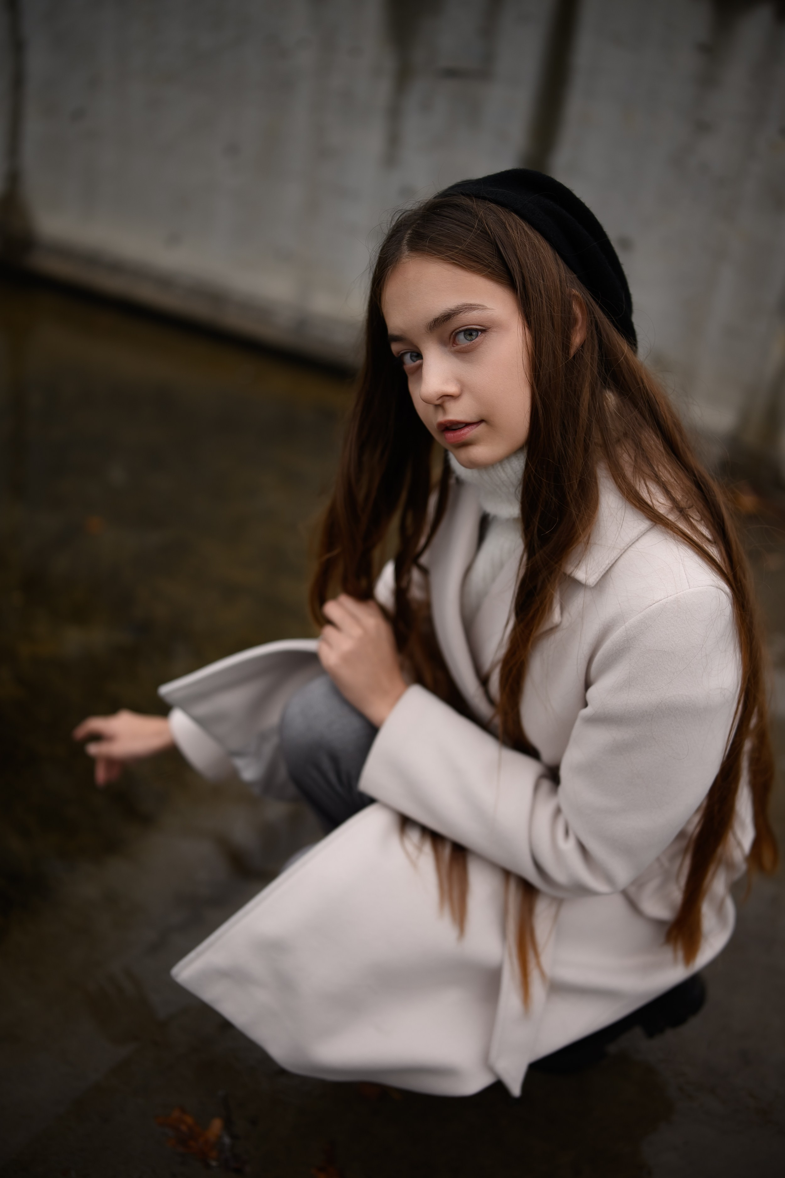 Фотосессия девушки у воды в осеннем парке Казани от профессионального фотографа